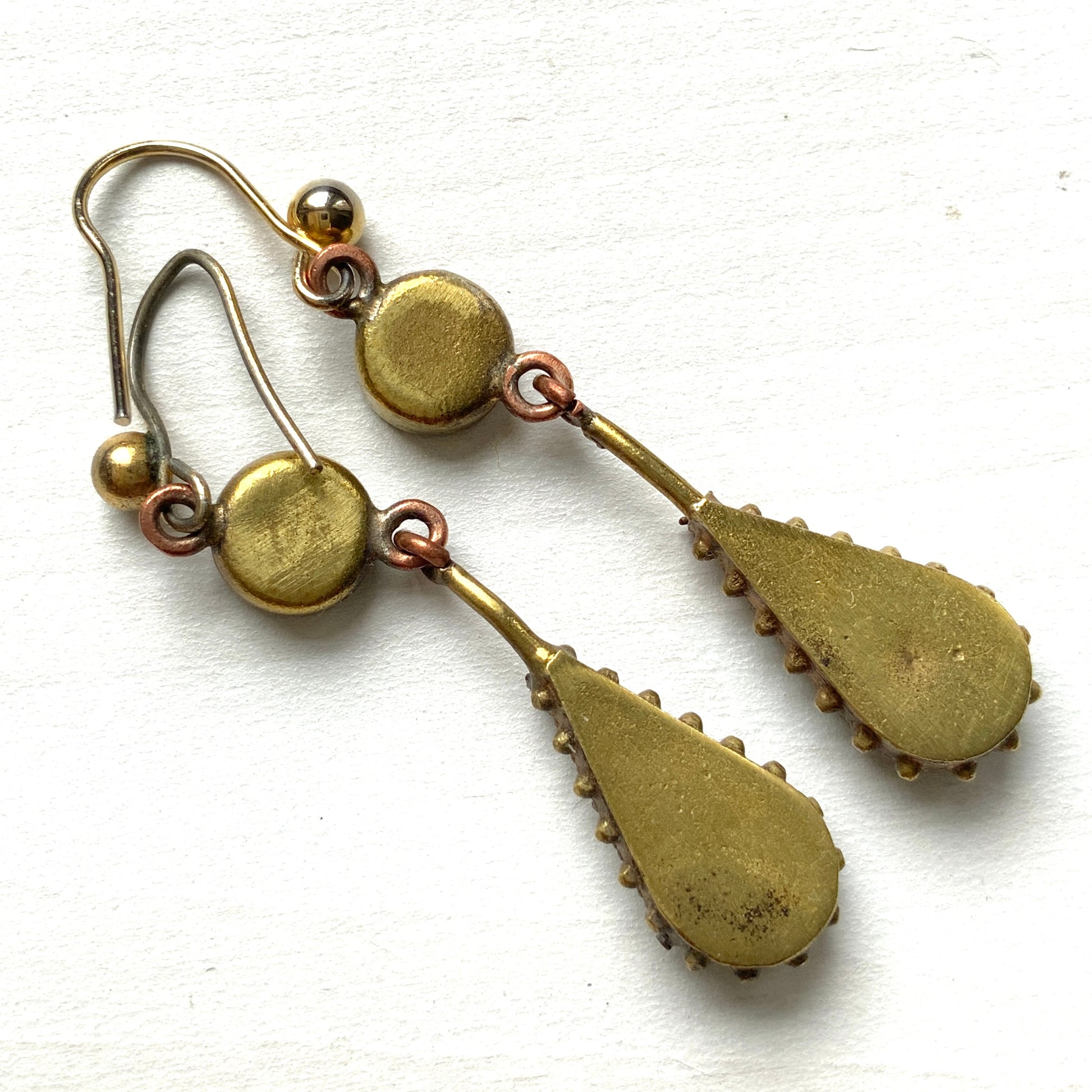 Delicate teardrop earrings adorned with intricate micro mosaic work. 繊細なマイクロモザイク が施された華奢なティアドロップのピアス。