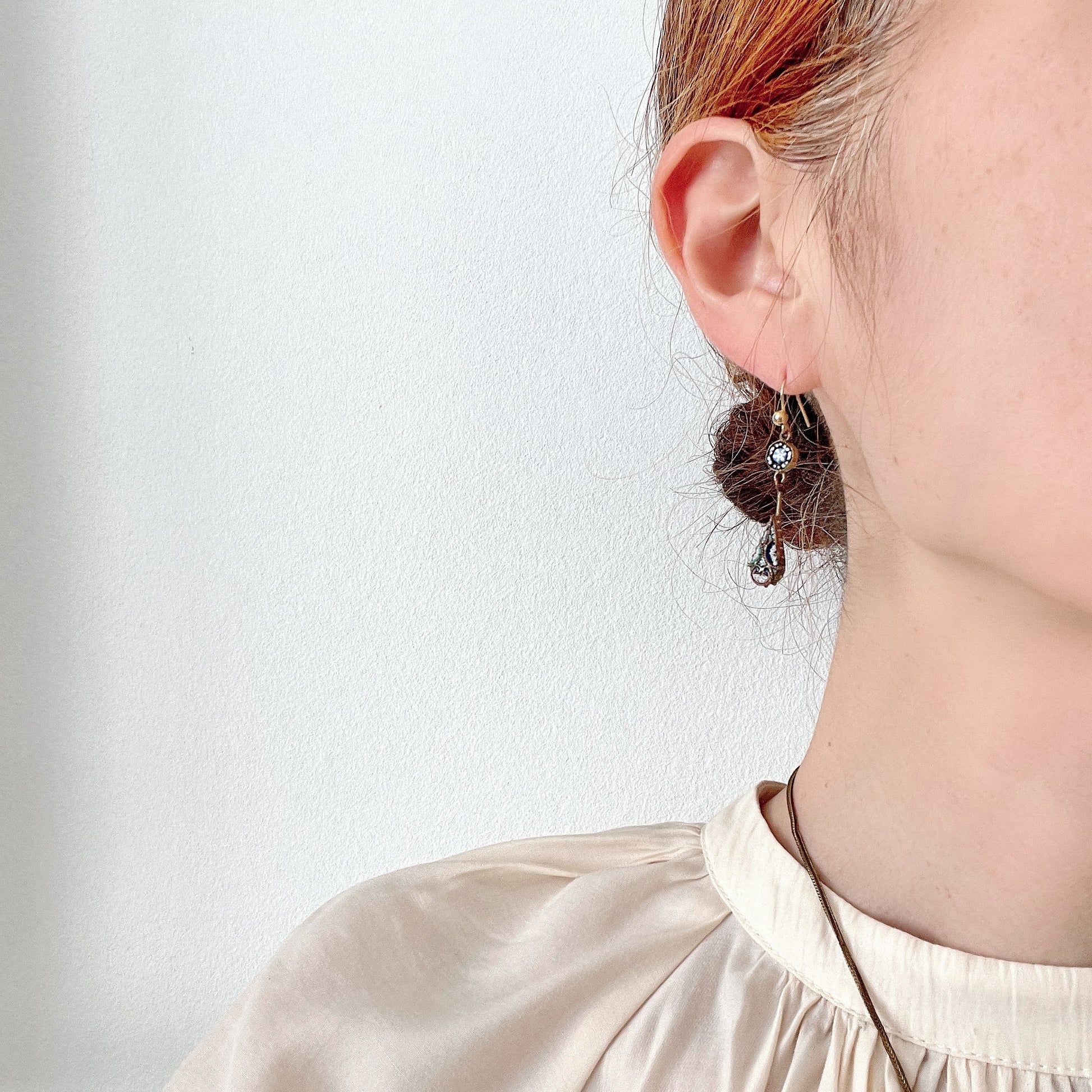 Delicate teardrop earrings adorned with intricate micro mosaic work. 繊細なマイクロモザイク が施された華奢なティアドロップのピアス。