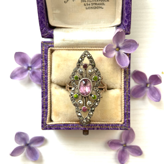 A diamond-shaped ring adorned with amethyst glass, peridot glass, and marcasite. ダイヤモンドシェイプに、アメジストグラス、ペリドットグラス、マーカサイトがあしらわれたリング。