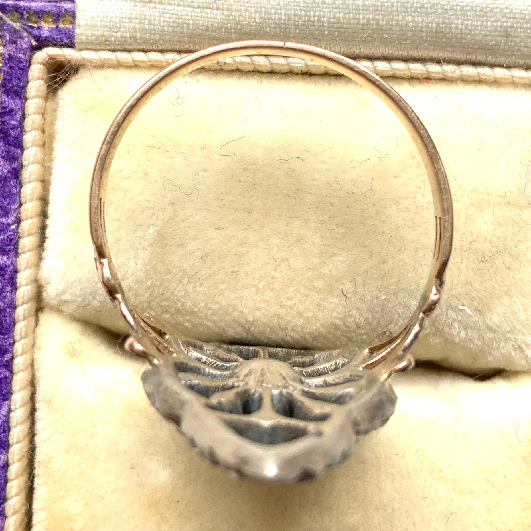 A diamond-shaped ring adorned with amethyst glass, peridot glass, and marcasite. ダイヤモンドシェイプに、アメジストグラス、ペリドットグラス、マーカサイトがあしらわれたリング。