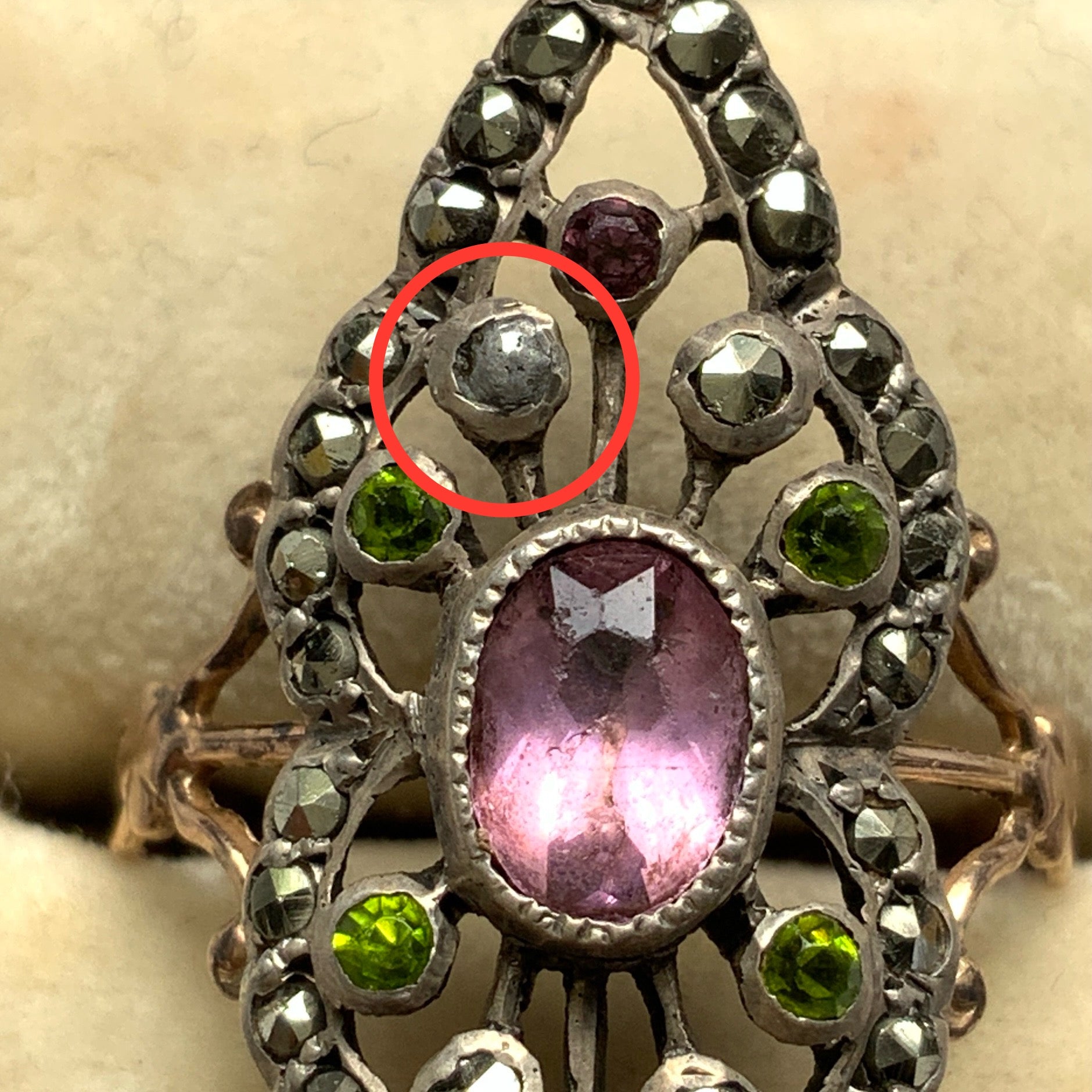 A diamond-shaped ring adorned with amethyst glass, peridot glass, and marcasite. ダイヤモンドシェイプに、アメジストグラス、ペリドットグラス、マーカサイトがあしらわれたリング。