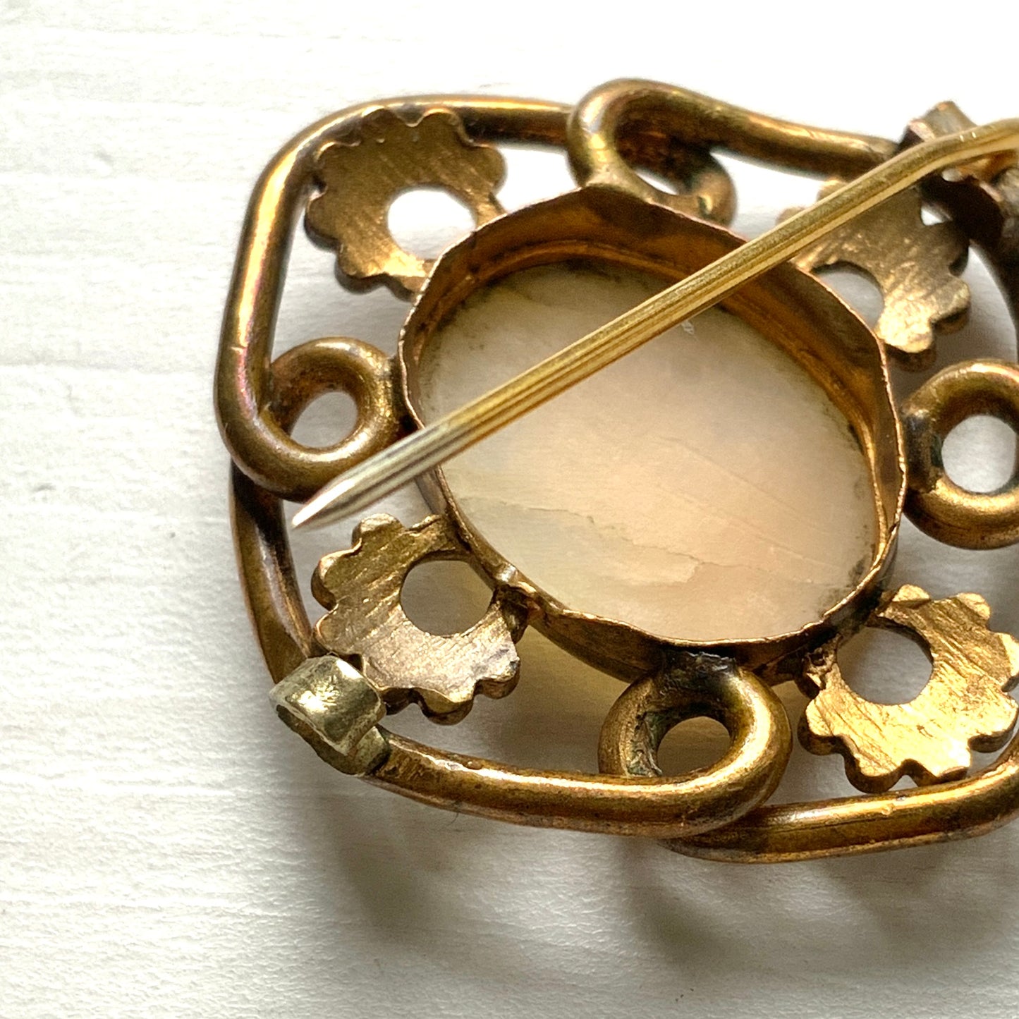 A brooch set with a small shell cameo within a beautiful openwork frame. 美しいオープンワークのフレームに、小さなシェルカメオを収めたブローチ。