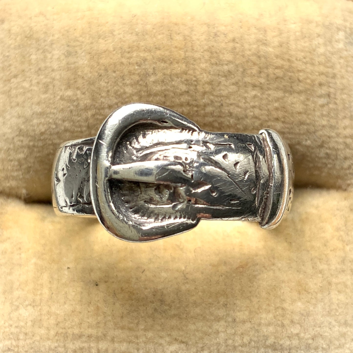 Silver belt & buckle motif ring. The engraved details resemble botanical motifs. シルバーのベルト&バックルモチーフのリング。 植物モチーフのような彫り模様も見られます。