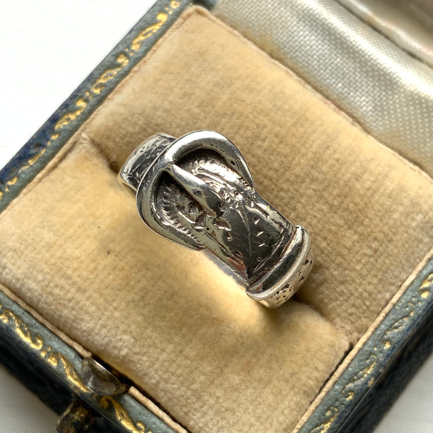 Silver belt & buckle motif ring. The engraved details resemble botanical motifs. シルバーのベルト&バックルモチーフのリング。 植物モチーフのような彫り模様も見られます。