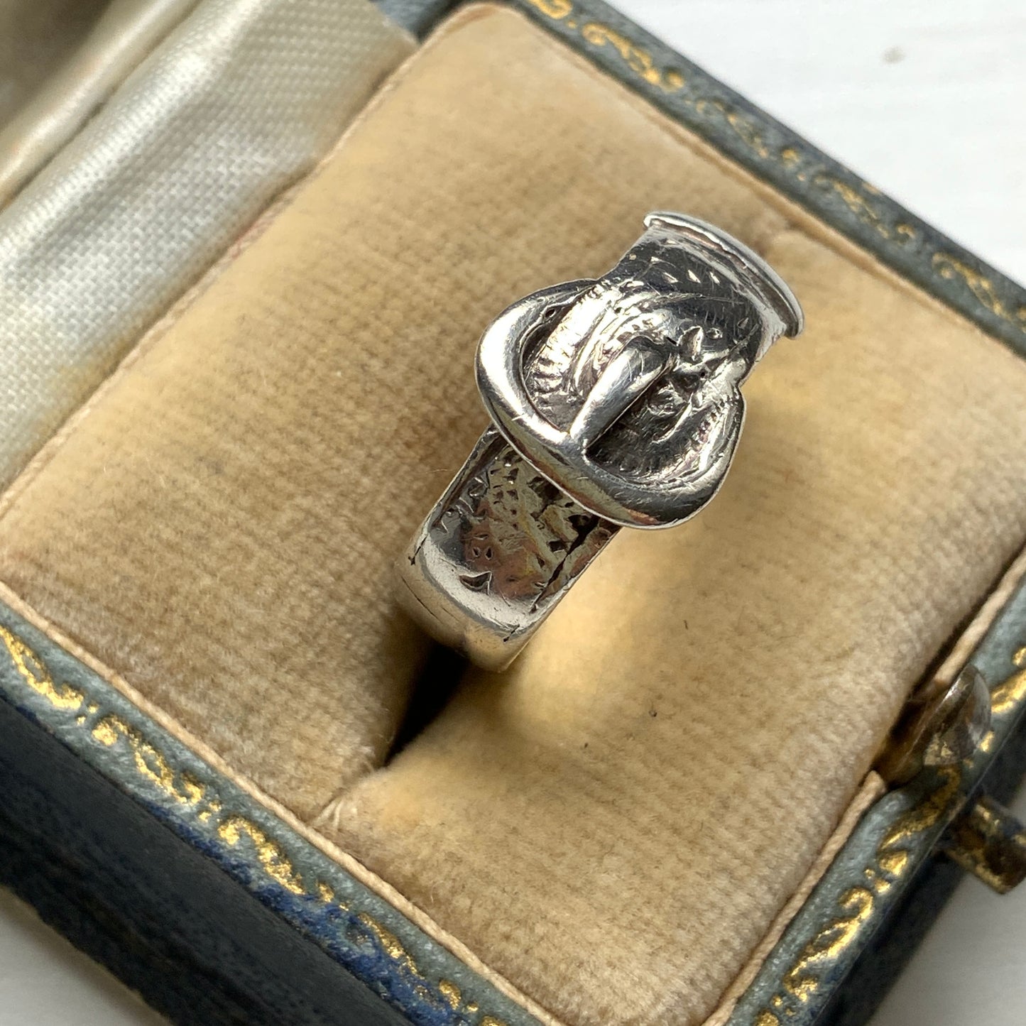 Silver belt & buckle motif ring. The engraved details resemble botanical motifs. シルバーのベルト&バックルモチーフのリング。 植物モチーフのような彫り模様も見られます。