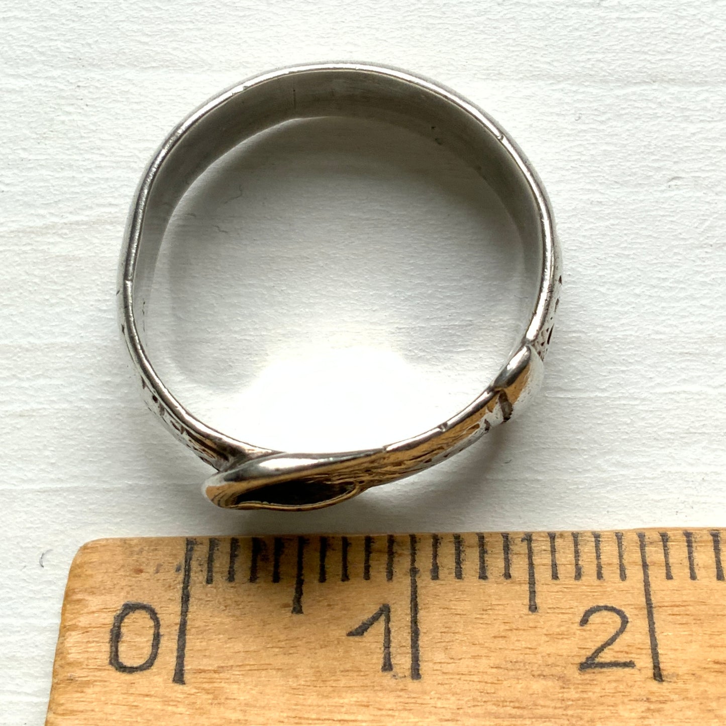 Silver belt & buckle motif ring. The engraved details resemble botanical motifs. シルバーのベルト&バックルモチーフのリング。 植物モチーフのような彫り模様も見られます。