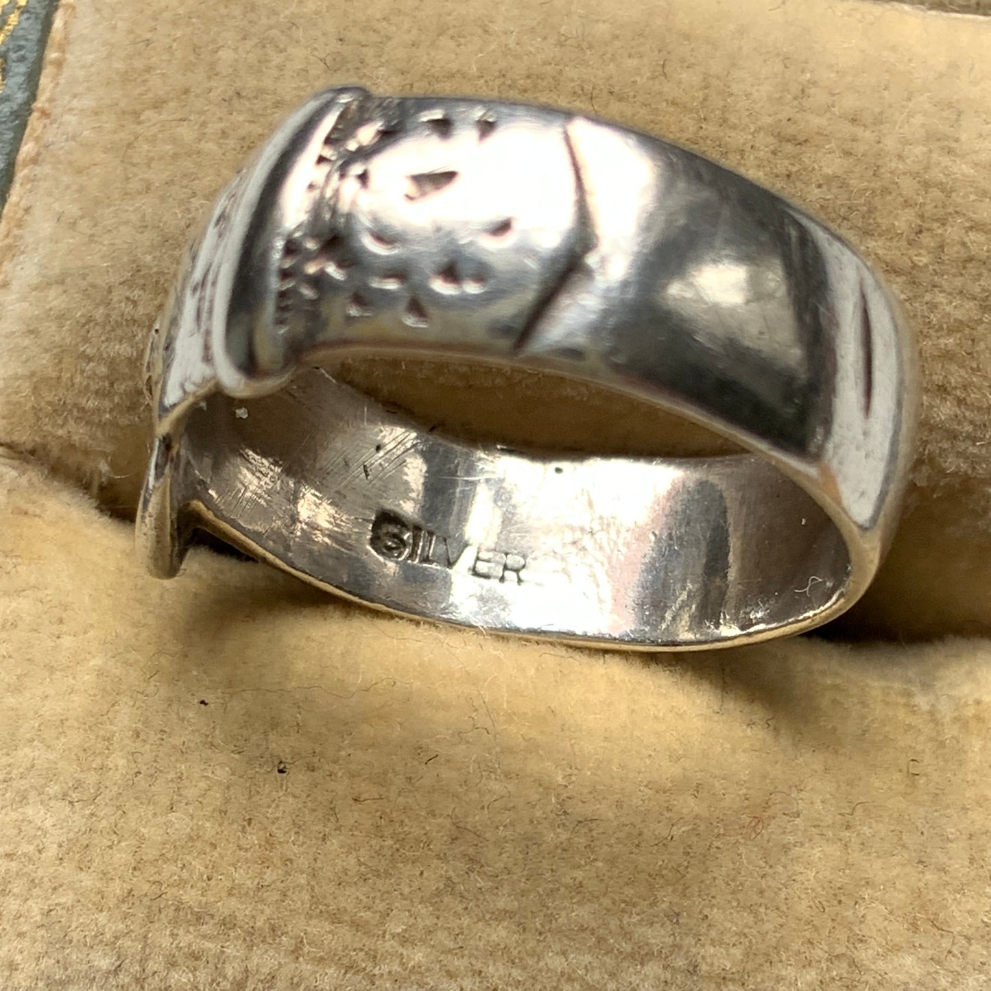 Silver belt & buckle motif ring. The engraved details resemble botanical motifs. シルバーのベルト&バックルモチーフのリング。 植物モチーフのような彫り模様も見られます。