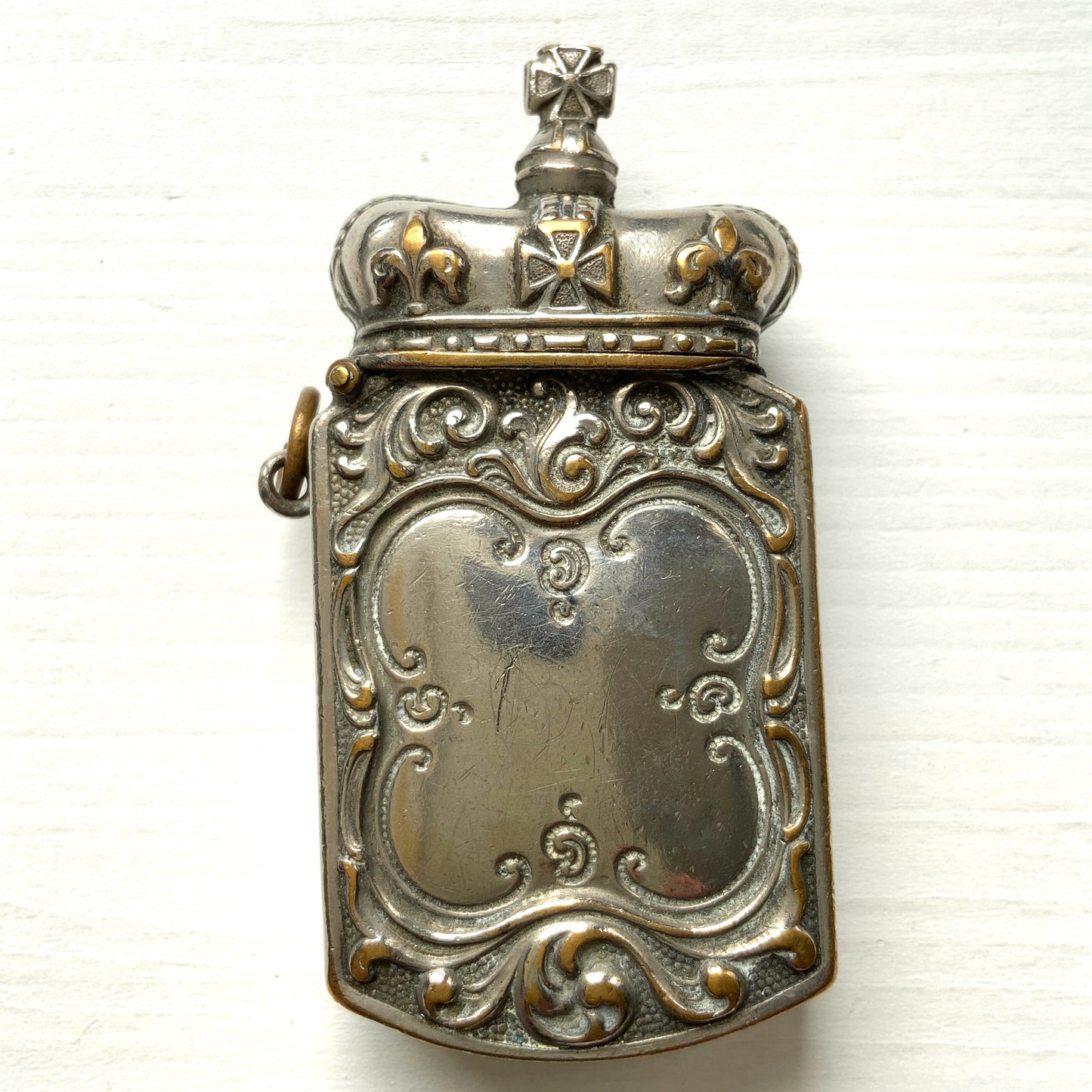 This silver-plated metal vesta (match) case features a crown-shaped lid. 蓋部分がクラウン型になっている、銀メッキメタルのヴェスタ(マッチ)ケース。