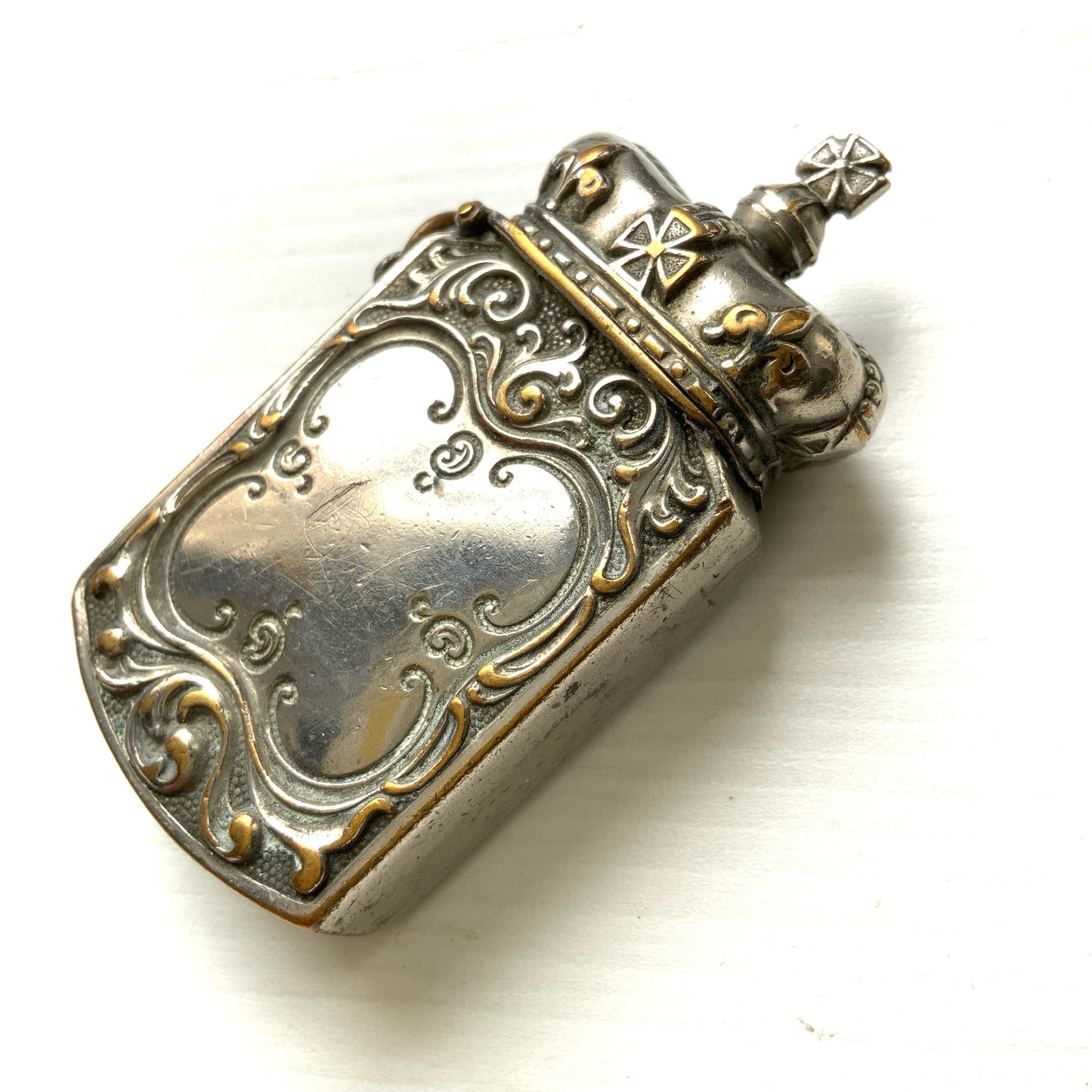 This silver-plated metal vesta (match) case features a crown-shaped lid. 蓋部分がクラウン型になっている、銀メッキメタルのヴェスタ(マッチ)ケース。