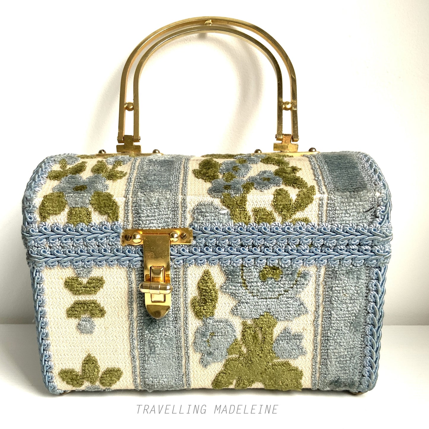 A charming box bag adorned with blue chenille fabric featuring lovely little flowers. ブルーのかわいらしいお花のシェニール生地が貼られたボックスバッグ。