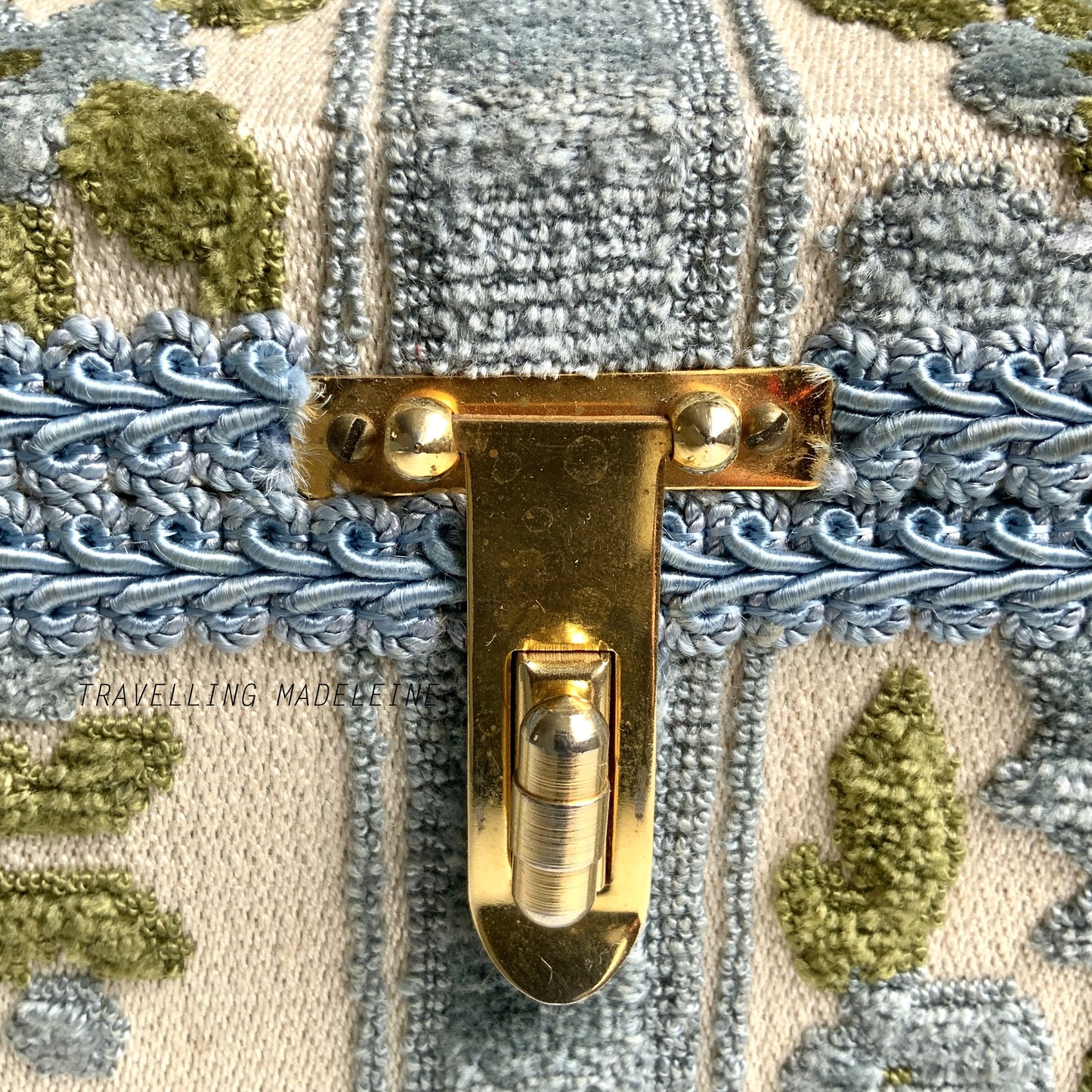A charming box bag adorned with blue chenille fabric featuring lovely little flowers. ブルーのかわいらしいお花のシェニール生地が貼られたボックスバッグ。