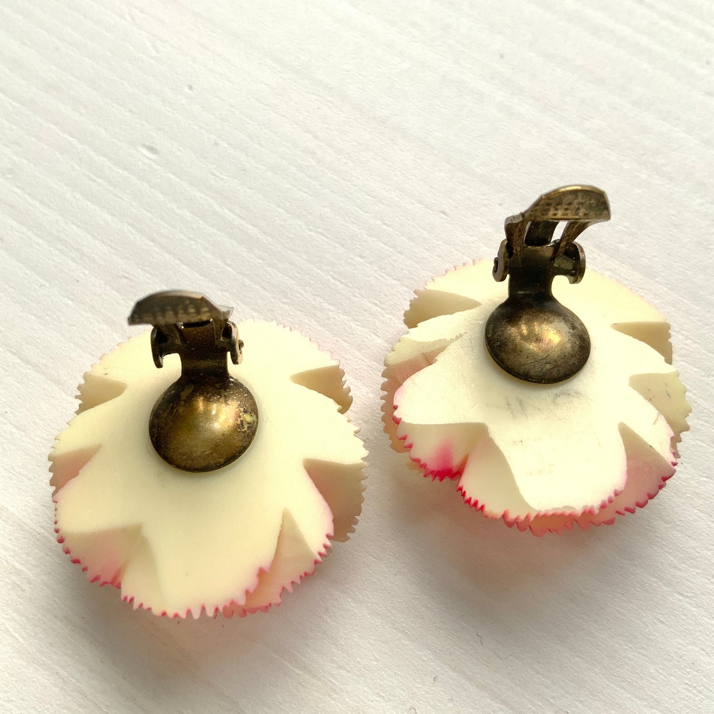 ヴィンテージ ピンク セルロイド パンジー クリップ イヤリング