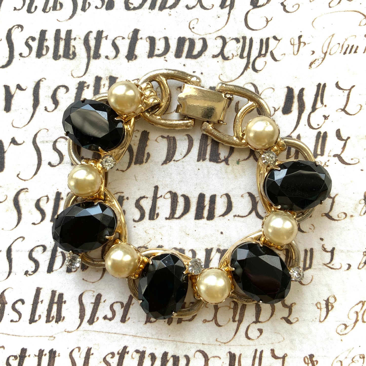 VINTAGE 1940s-50s Black Oval Glass & Glass Pearl Bracelet