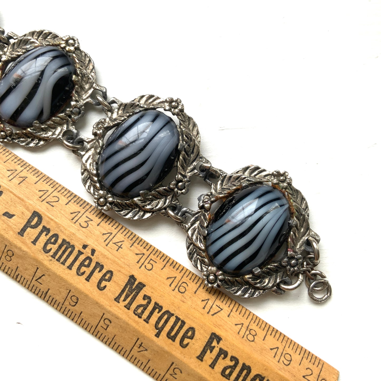 VINTAGE Zebra Stripe Cabochon Glass & Silver-Tone Floral Leaf Bracelet