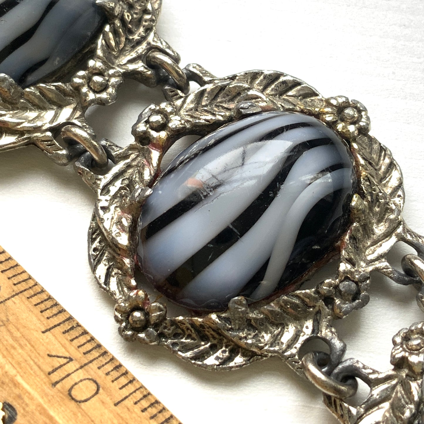 VINTAGE Zebra Stripe Cabochon Glass & Silver-Tone Floral Leaf Bracelet