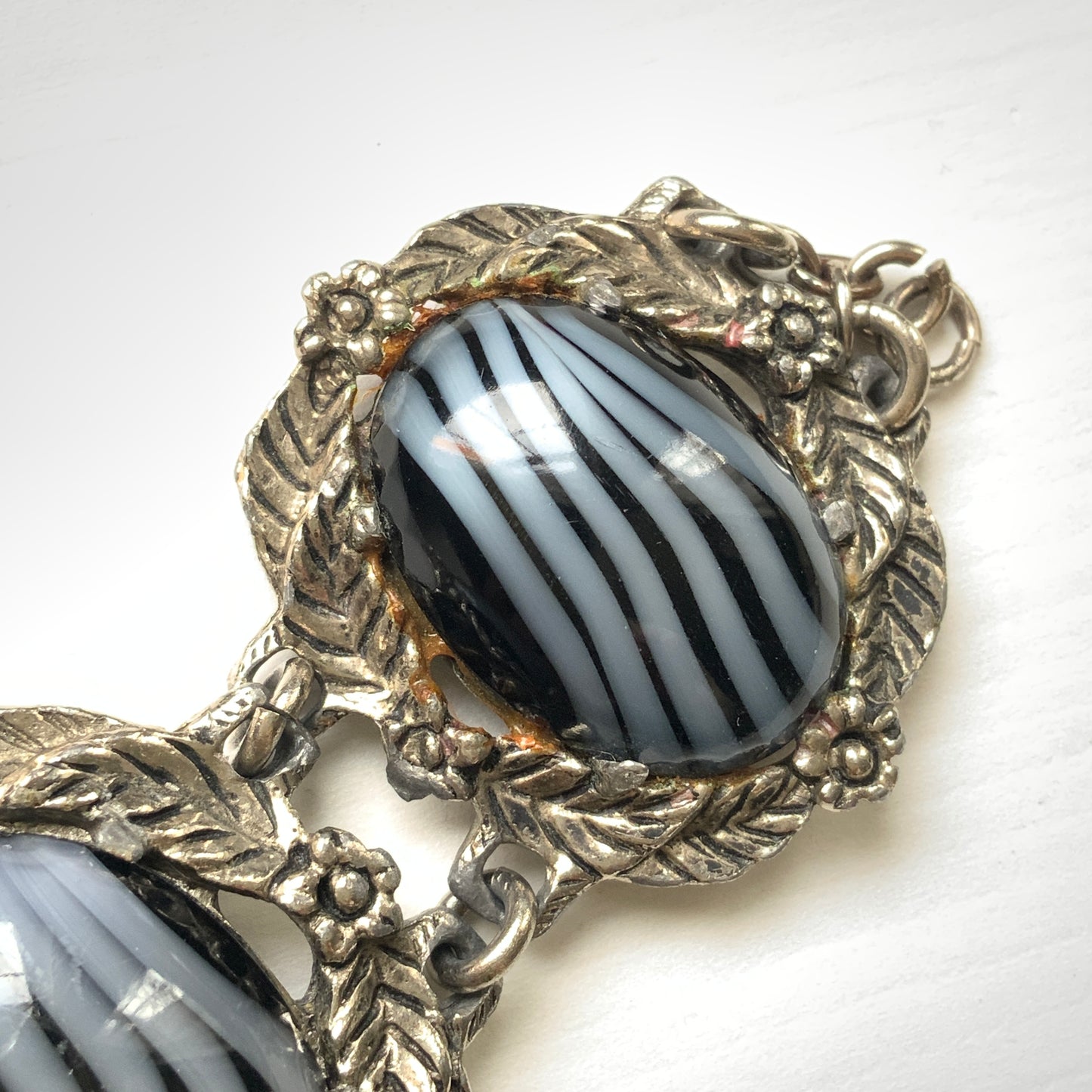 VINTAGE Zebra Stripe Cabochon Glass & Silver-Tone Floral Leaf Bracelet