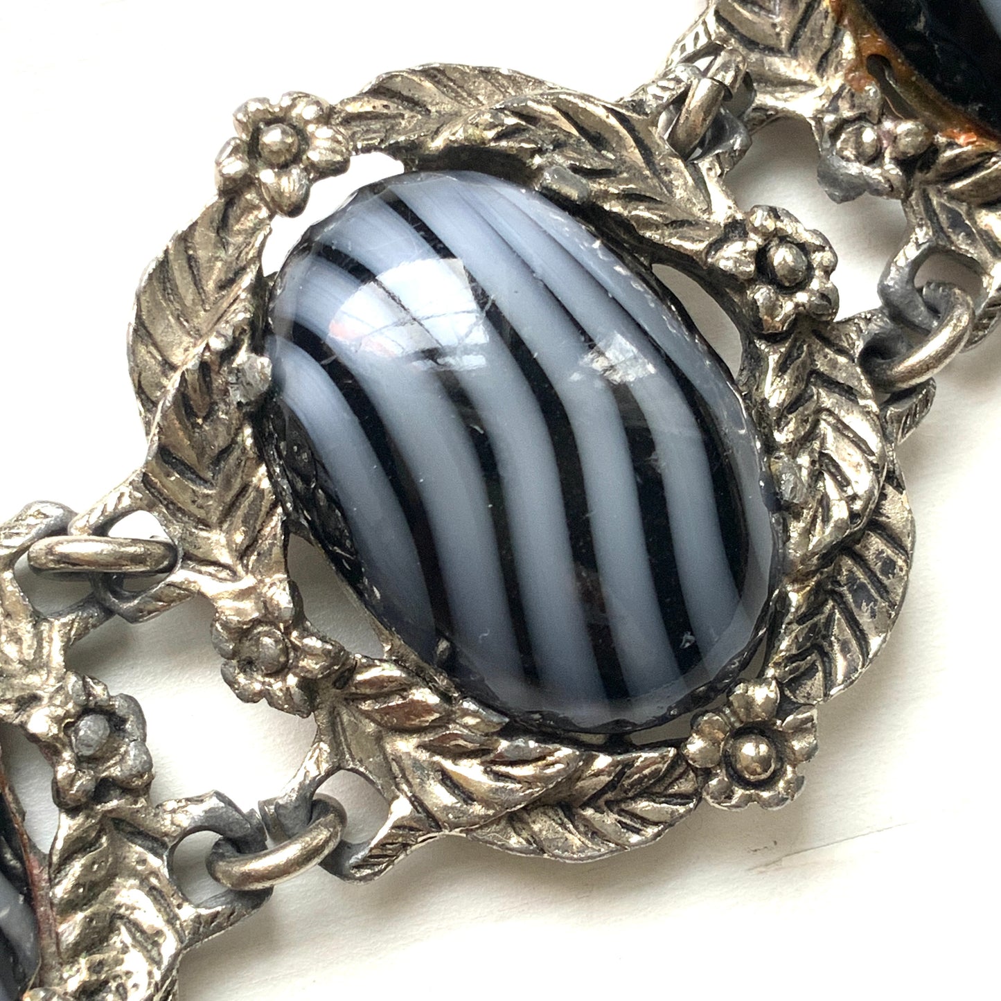 VINTAGE Zebra Stripe Cabochon Glass & Silver-Tone Floral Leaf Bracelet