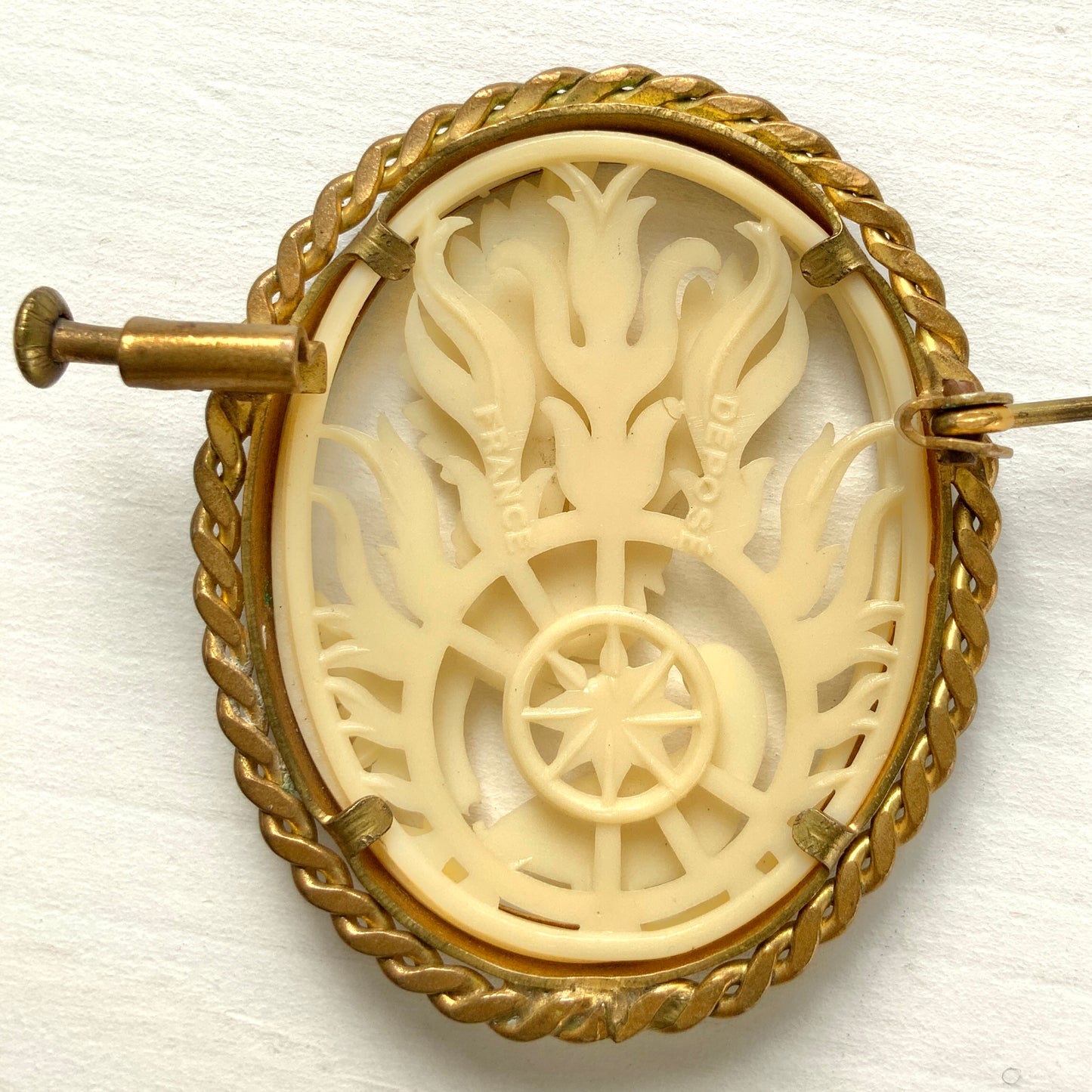 VINTAGE 1920s-30s Celluloid Openwork Two Birds Oval Brooch