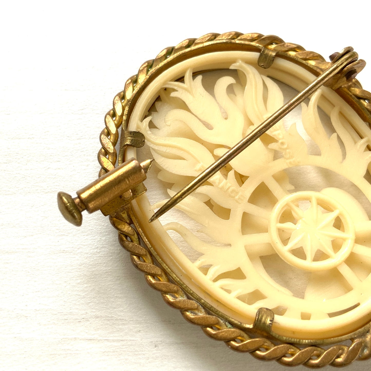 VINTAGE 1920s-30s Celluloid Openwork Two Birds Oval Brooch
