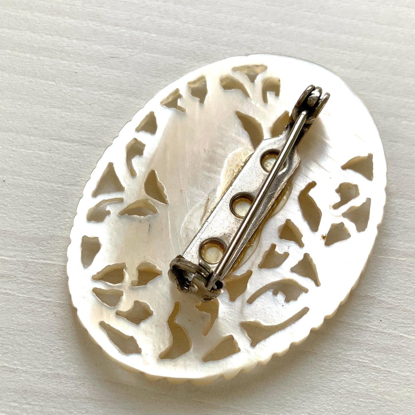 VINTAGE 1960s Bethlehem Mother of Pearl Carved Dove Bird Oval Brooch