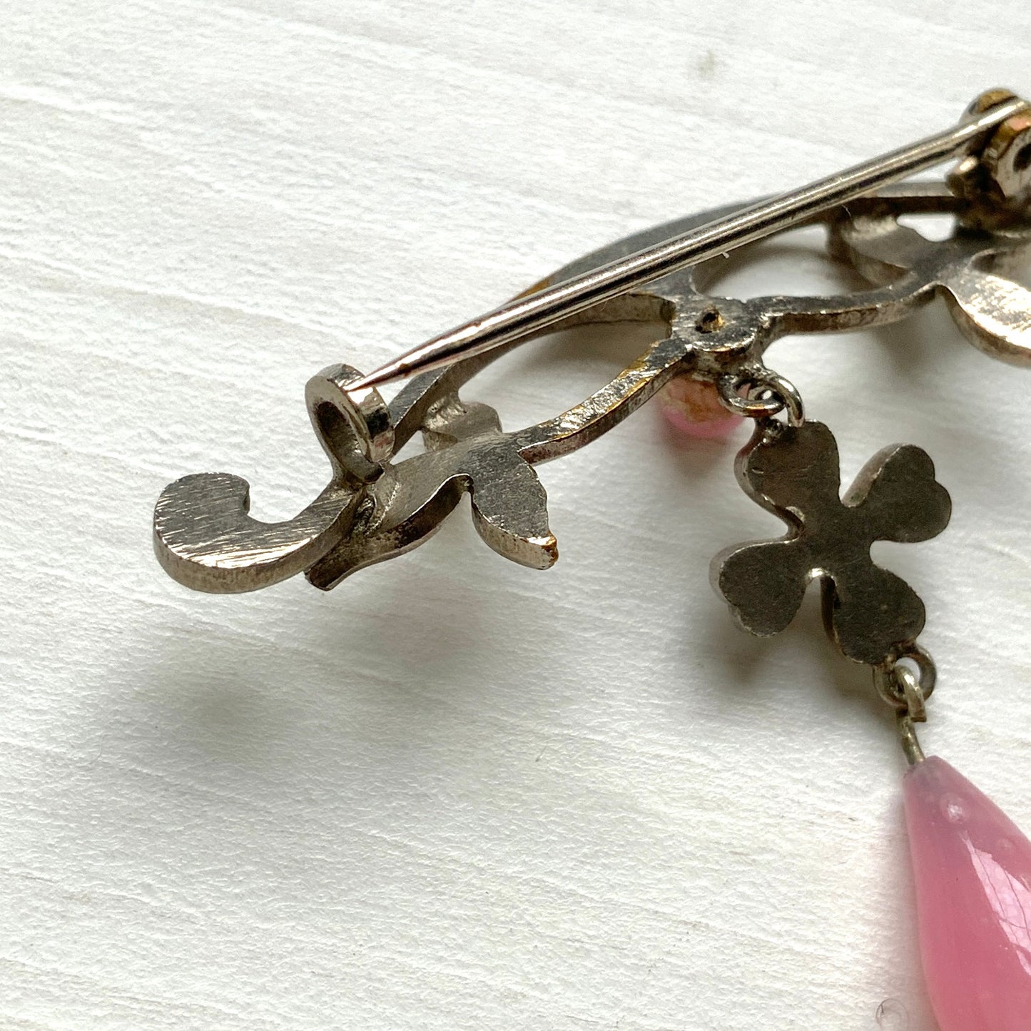 VINTAGE ART DECO Silver-Tone Bar Brooch with Clover & Pink Teardrop Glass