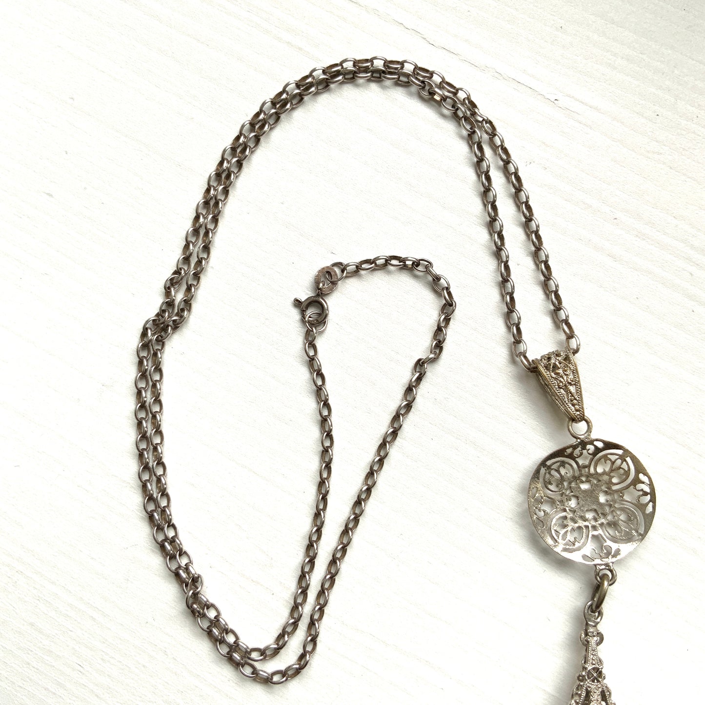 VINTAGE ART DECO Green Teardrop Glass Pendant Necklace with Silver Tone Filigree