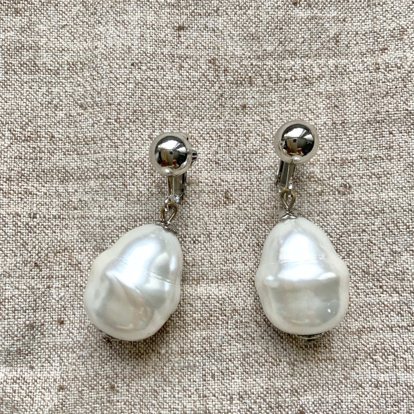 VINTAGE 1960s Big Baroque Pearl Dangle Clip-On Earrings