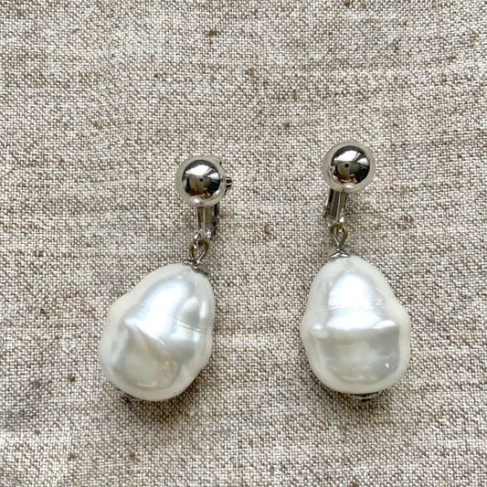 VINTAGE 1960s Big Baroque Pearl Dangle Clip-On Earrings