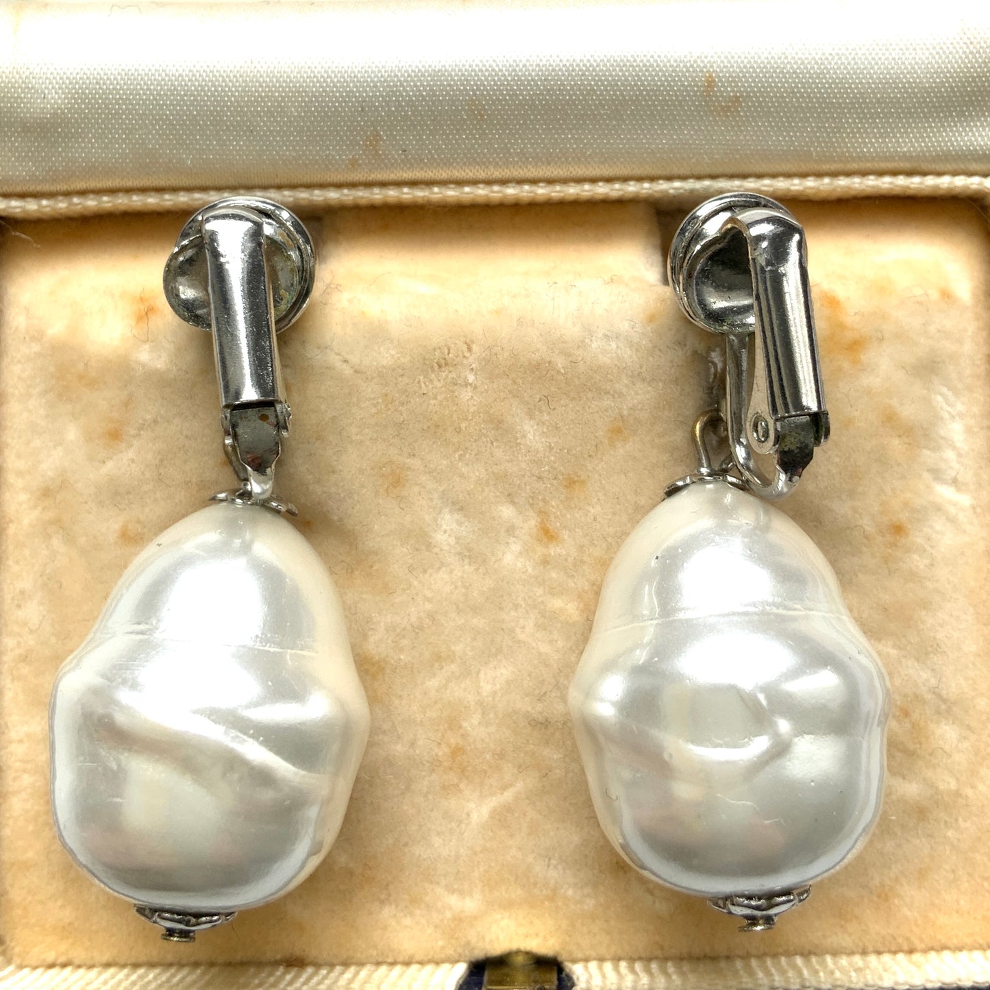 VINTAGE 1960s Big Baroque Pearl Dangle Clip-On Earrings