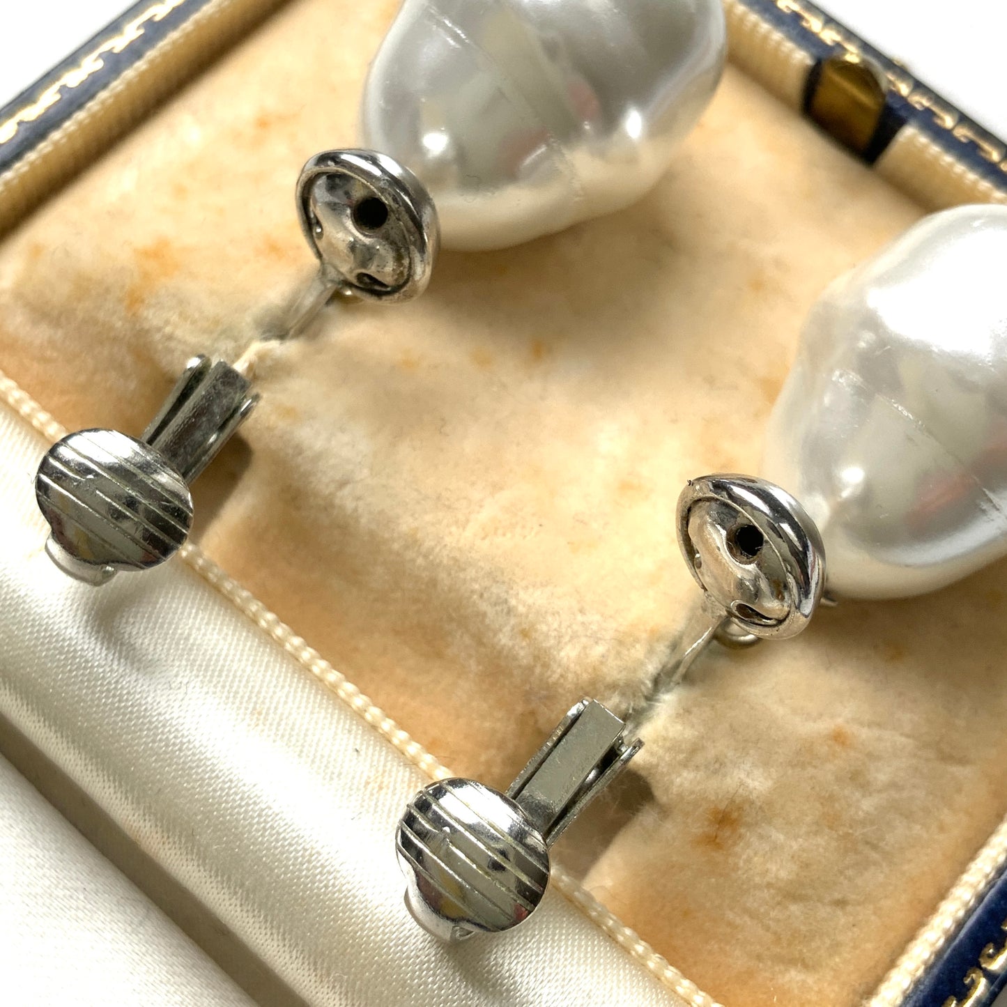 VINTAGE 1960s Big Baroque Pearl Dangle Clip-On Earrings