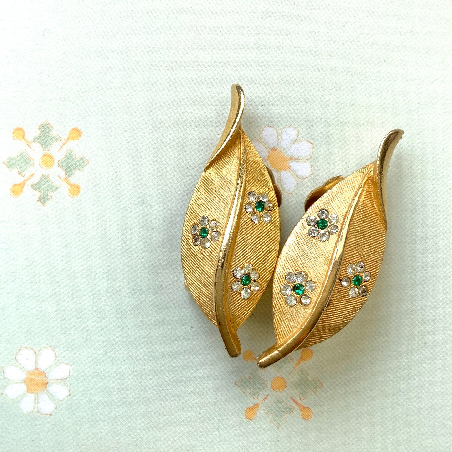 VINTAGE Gold Tone Leaf & Rhinestone Flowers Clip-On Earrings
