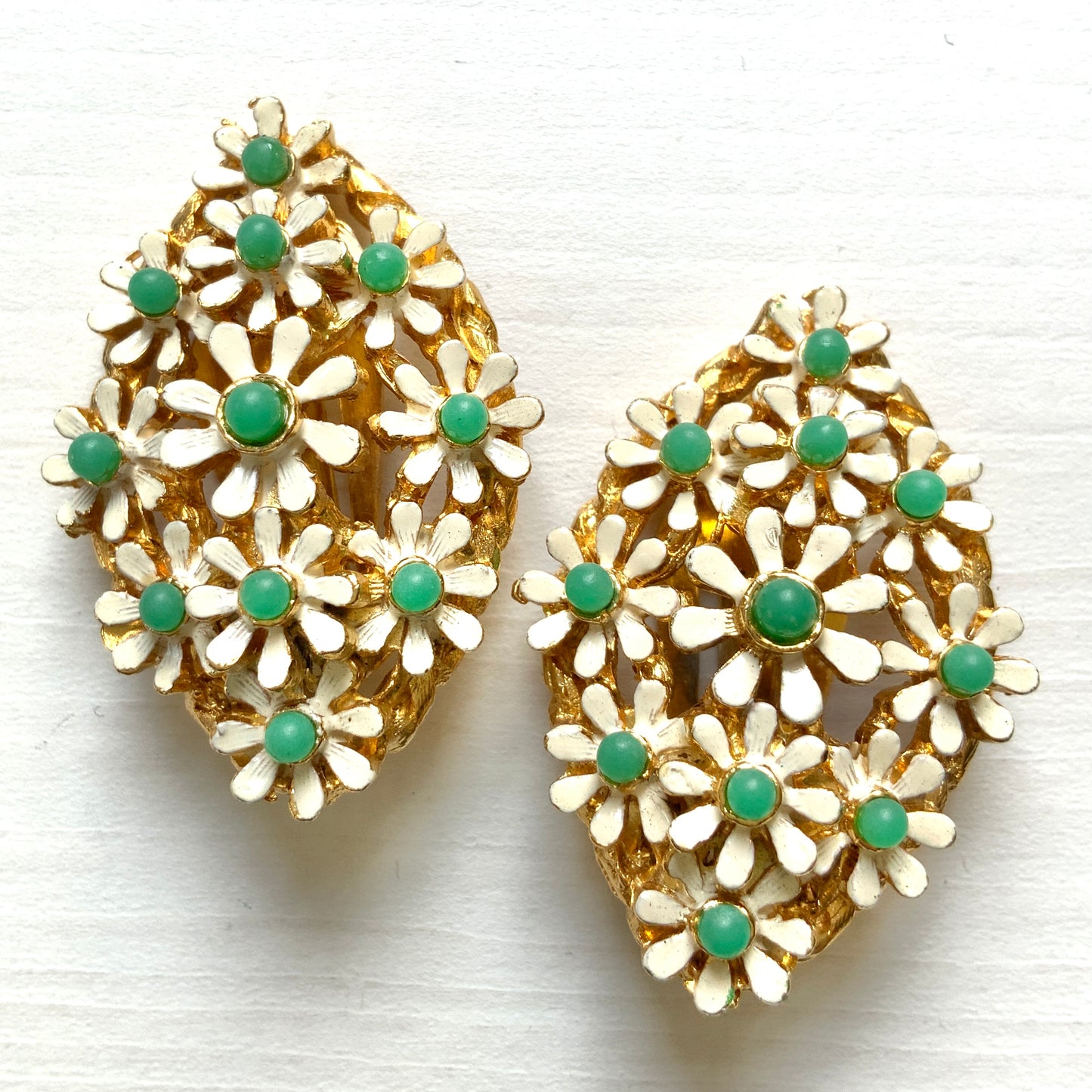 VINTAGE 1960s-70s Enamel White Flower & Green Beads Clip-On Earrings