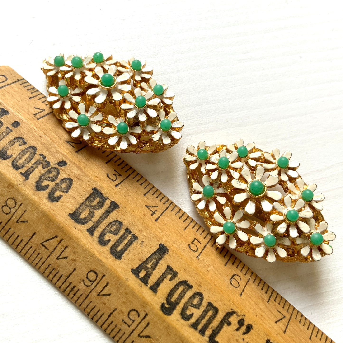 VINTAGE 1960s-70s Enamel White Flower & Green Beads Clip-On Earrings
