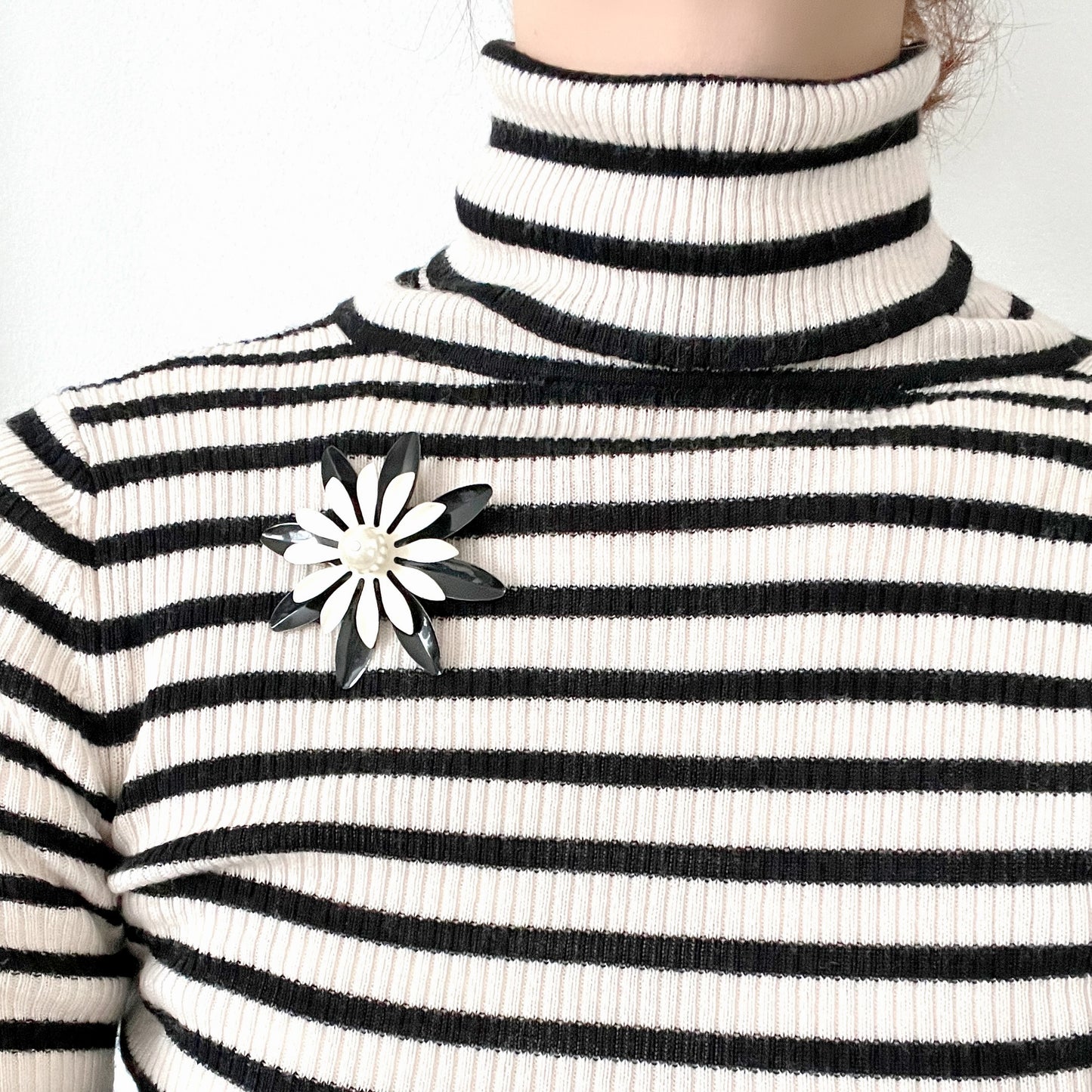 VINTAGE 1960s Black & White Enamel Flower Brooch