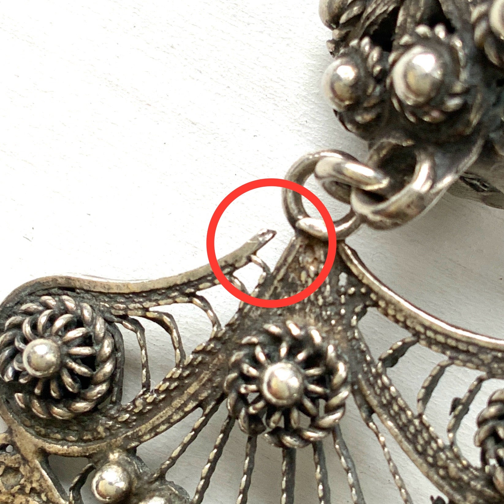 Silver filigree chandelier clip-on earrings with floral motifs and delicate openwork details.  シルバーのフィリグリー細工が施されたシャンデリア型クリップイヤリング。