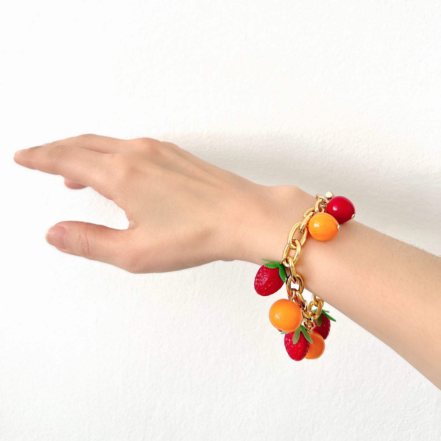 A bracelet featuring plastic fruit charms. プラスチックのフルーツチャームのブレスレット。