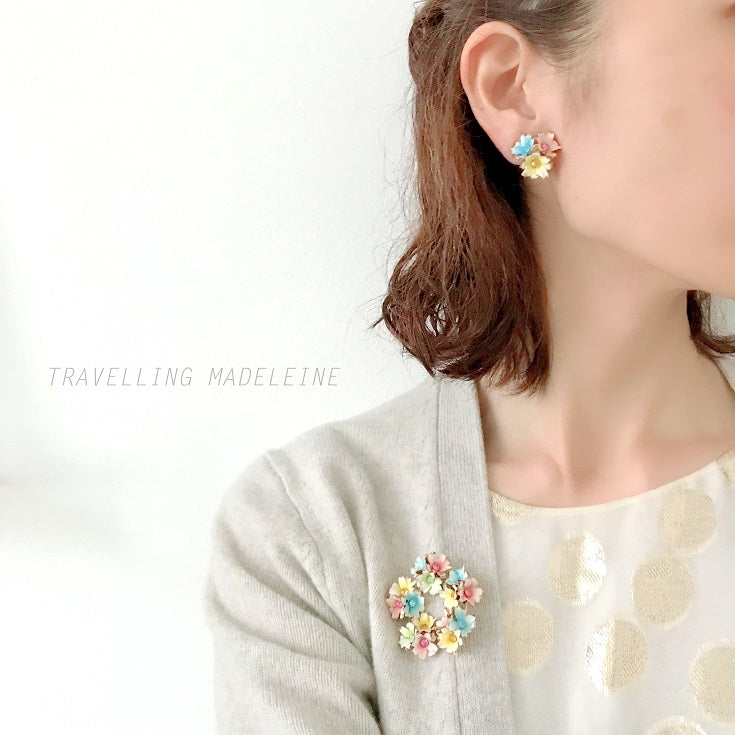 Vintage 1950s brooch featuring pastel enamel flowers arranged in a wreath design. パステルカラーのエナメルフラワーをリース状にあしらった、1950年代のヴィンテージブローチ。