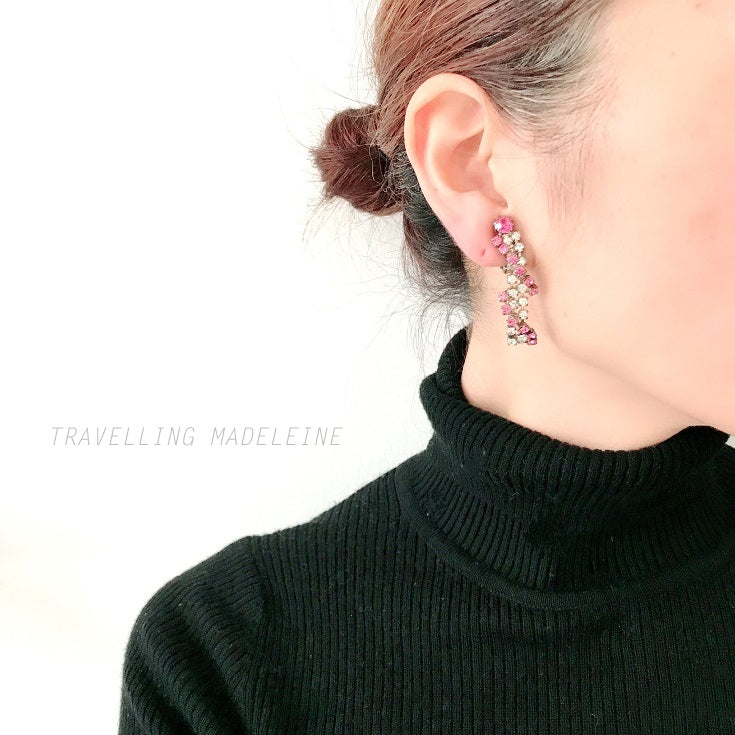 Vintage clip-on earrings featuring pink and clear rhinestones. ピンクとクリアのラインストーンを組み合わせたヴィンテージのクリップイヤリング。