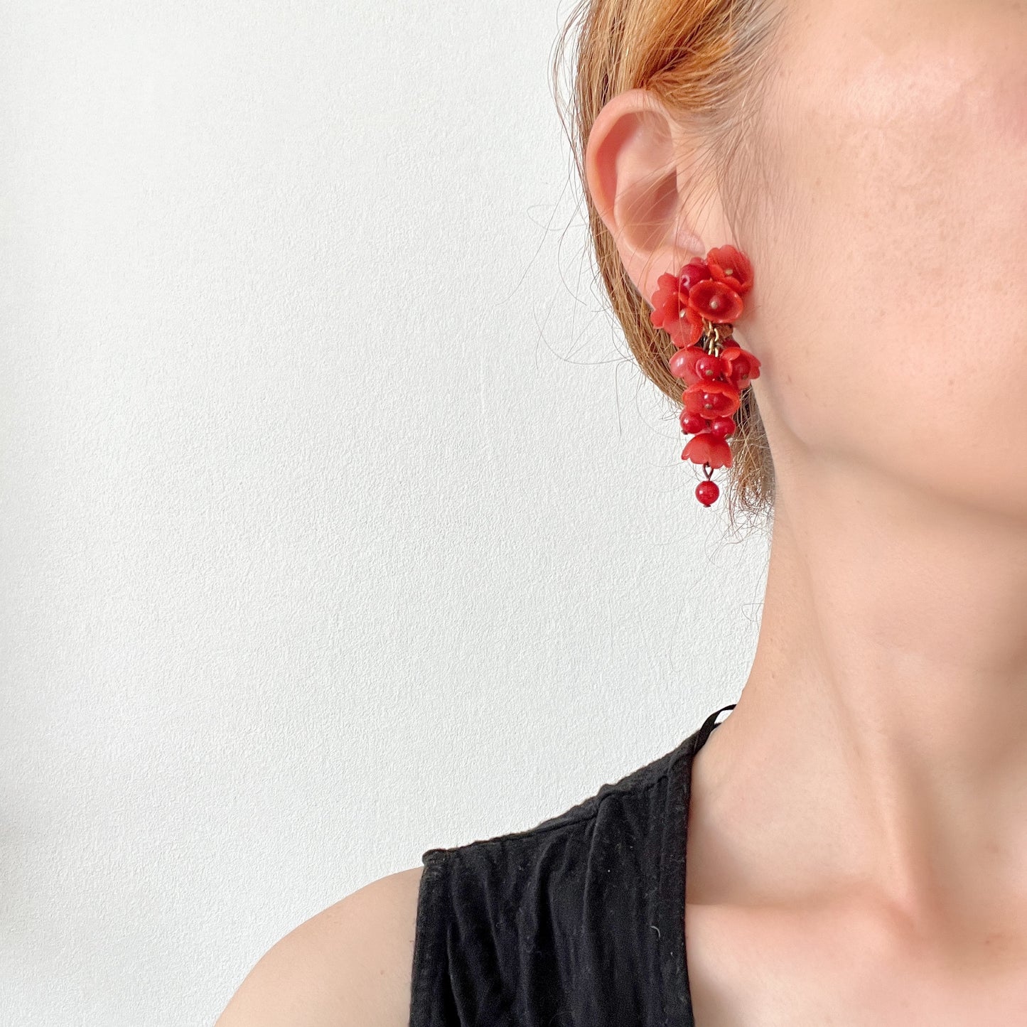 1970s Plastic Flower Bead Cluster Clip-On Earrings 1970年代のプラスチック製フラワービーズのヴィンテージクリップイヤリング。
