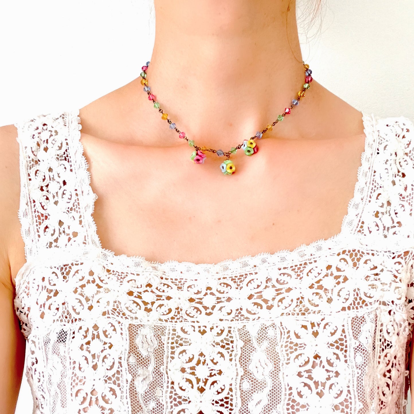 An Art Deco vintage necklace featuring delicate satin glass flowers and colourful glass beads. サテンガラスの小花とカラフルなガラスビーズが連なる、アールデコ期のヴィンテージネックレス。