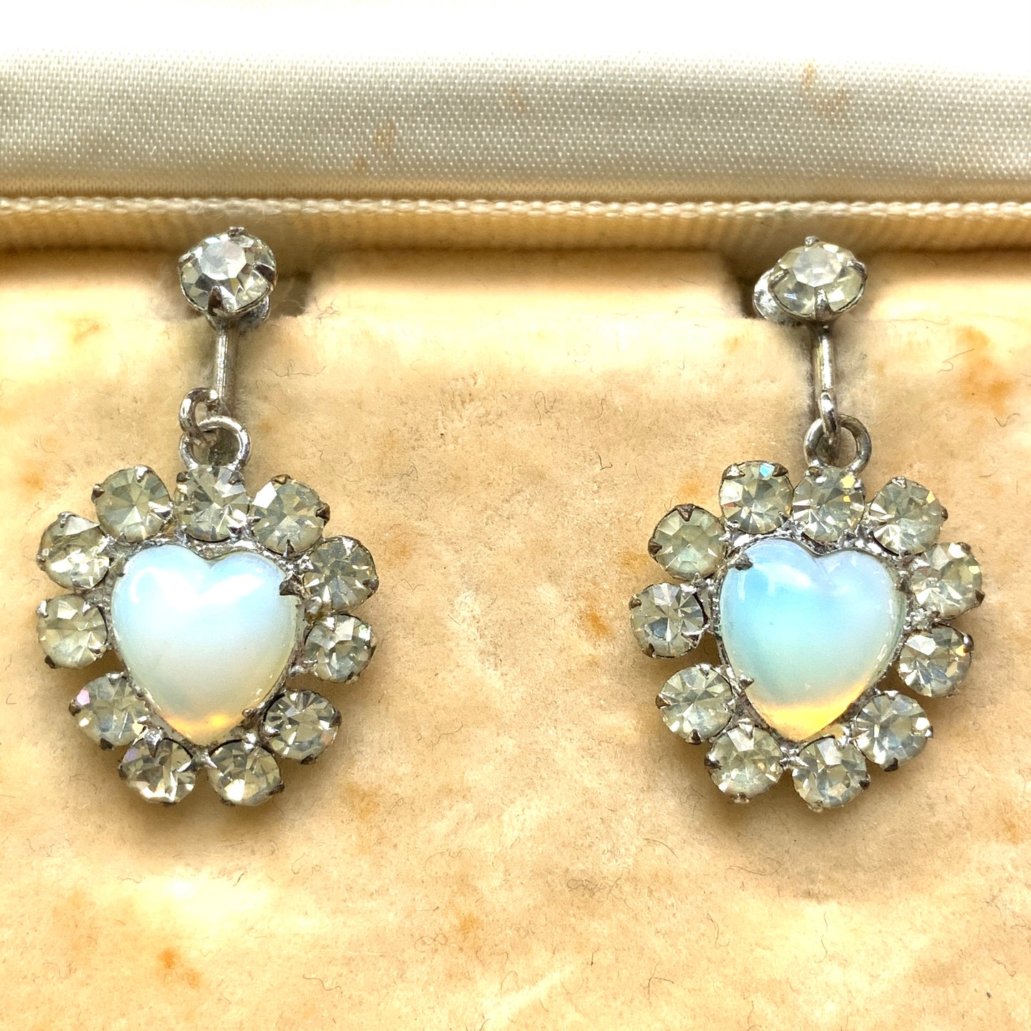 VINTAGE 1950s Opaline Glass Heart Drop Screw Back Earrings ヴィンテージ 1950年代 オパリングラス ハートイヤリング