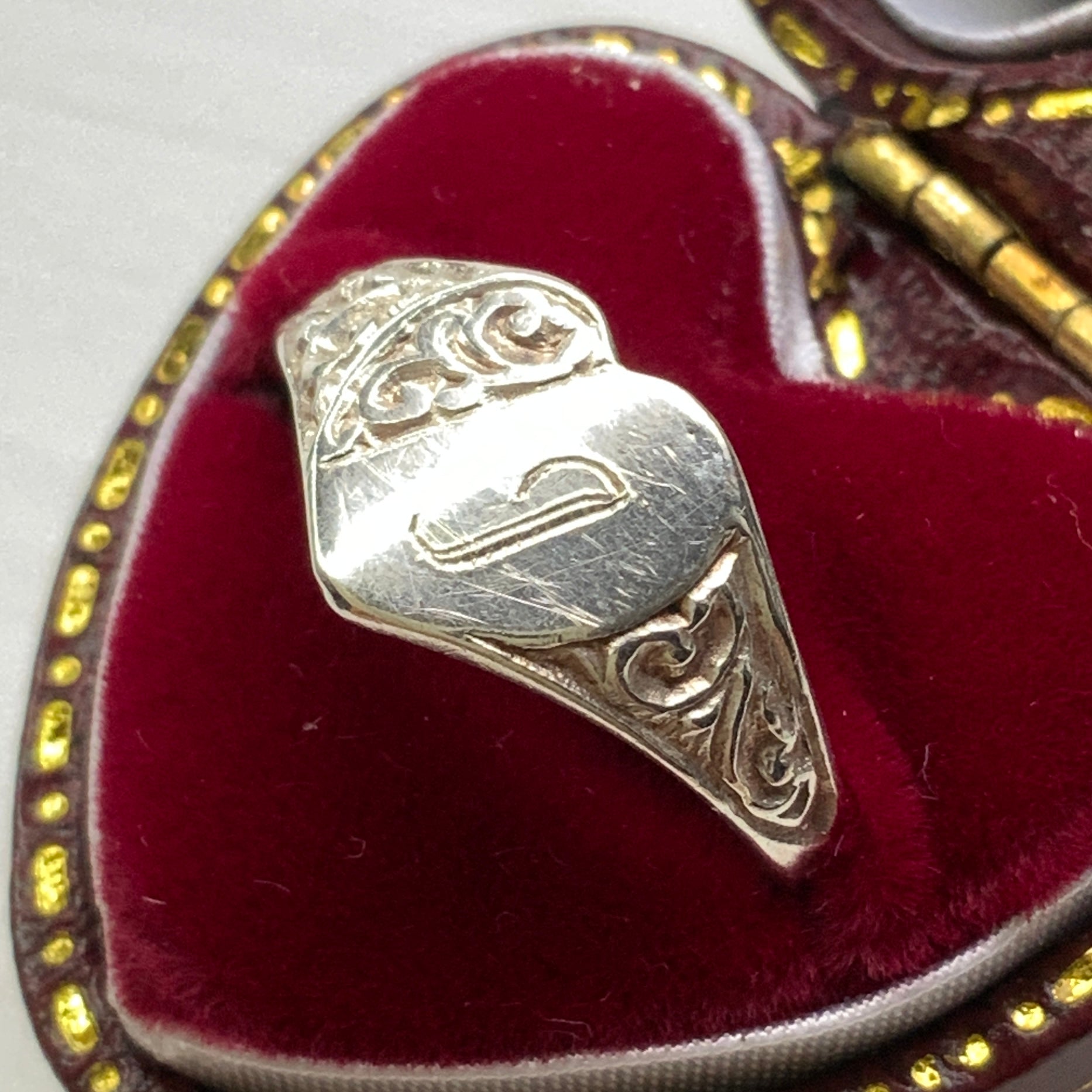 VINTAGE Silver Signet Heart Ring with "I" Initial ヴィンテージ シルバー ハート シグネットリング