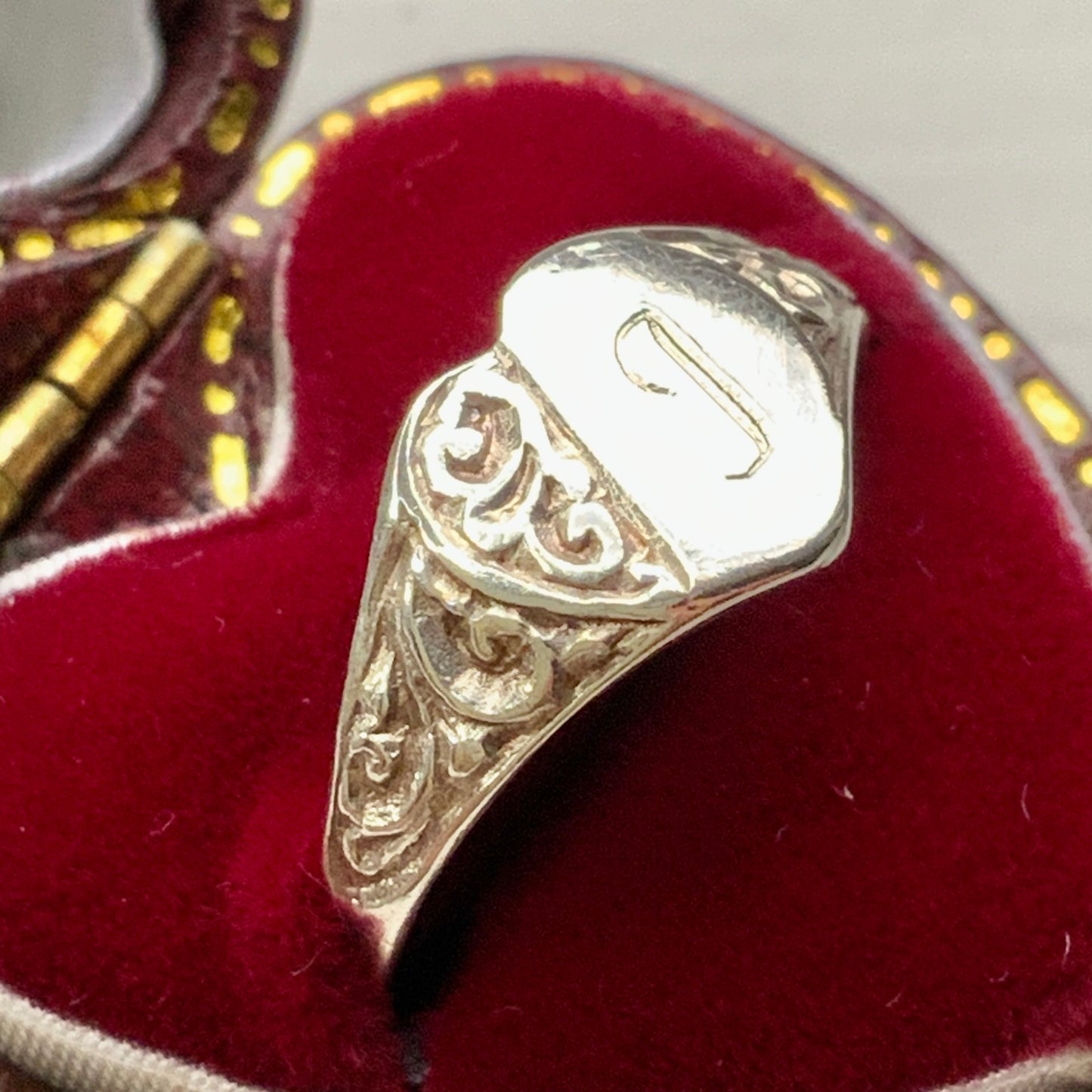 VINTAGE Silver Signet Heart Ring with "I" Initial ヴィンテージ シルバー ハート シグネットリング