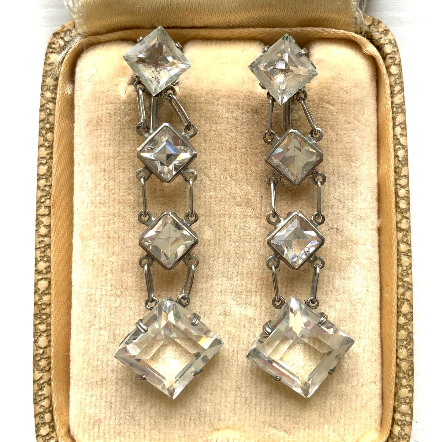 Screw-back earrings featuring clear diamond-shaped glass drops.クリアのダイヤ型グラスが揺れる、スクリューイヤリング。