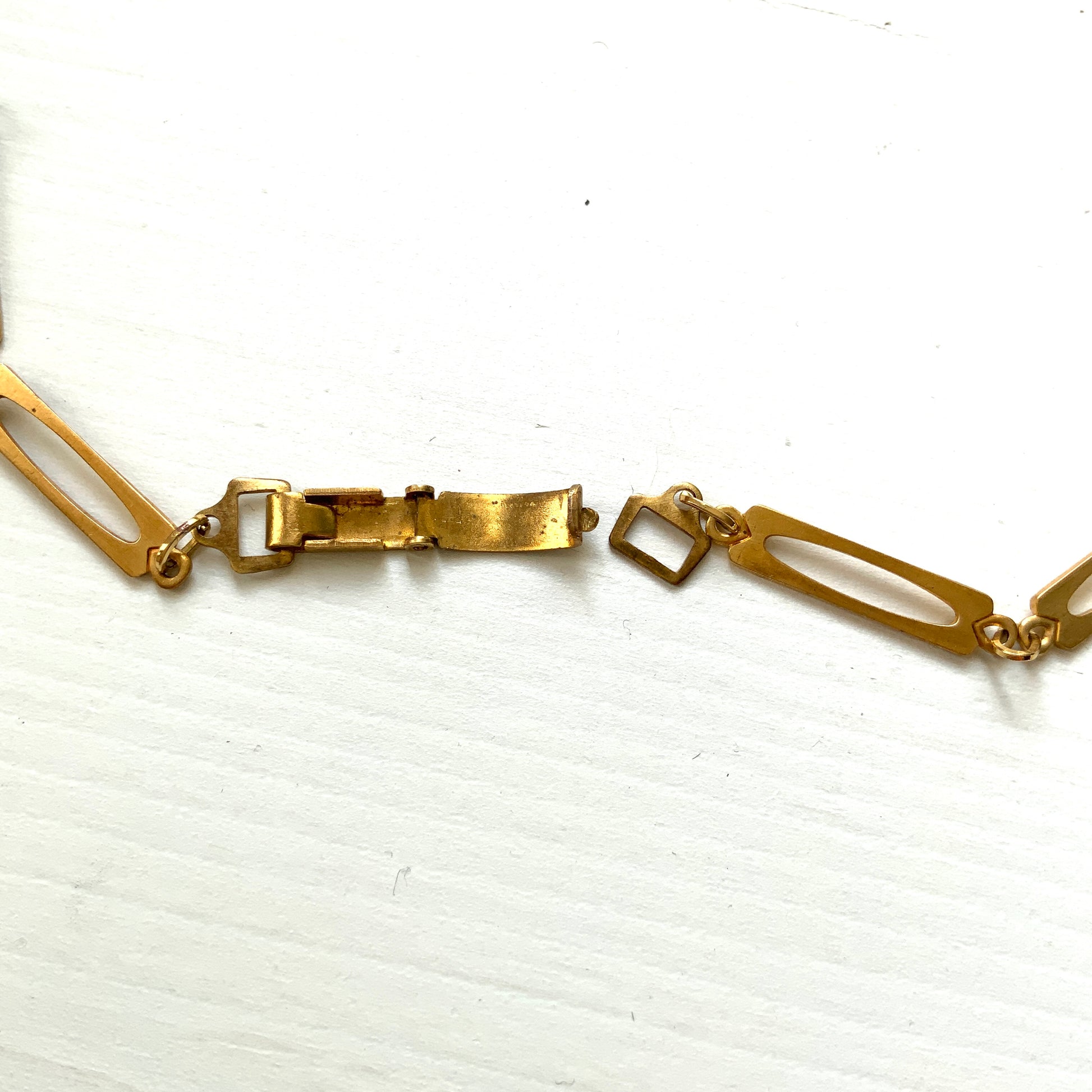 This necklace features a delicate chain of pale turquoise heart-shaped glass links, accented with marquise-shaped glass fringe. 淡いターコイズカラーのハートグラスチェーンに、マーキス 型のグラスのフリンジがついたネックレス。