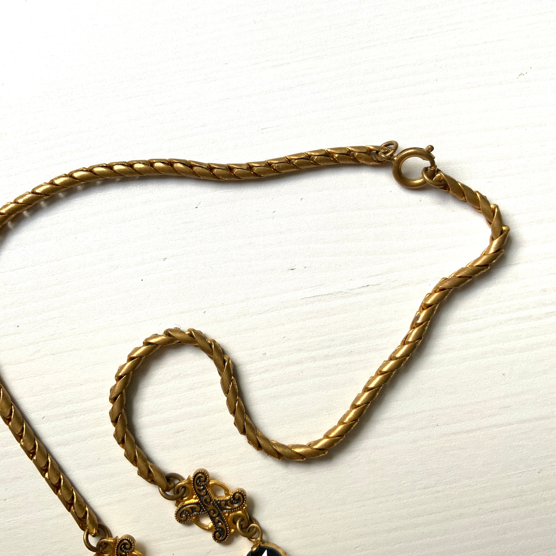 This necklace features a deep ocean-blue oval glass stone set at the center of a beautifully decorated diamond-shaped plate. 深い海のようなディープブルーのオーバルグラスが、美しい装飾を施したダイヤ型プレートの中央にあしらわれたネックレスです。