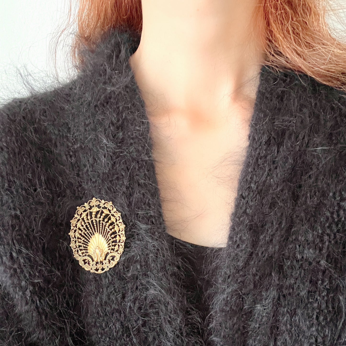 Delicate filigree brooch featuring a fan-like shape with a central shell motif. T 扇のようなフォルムにシェルモチーフをあしらった、繊細なフィリグリーのブローチ。