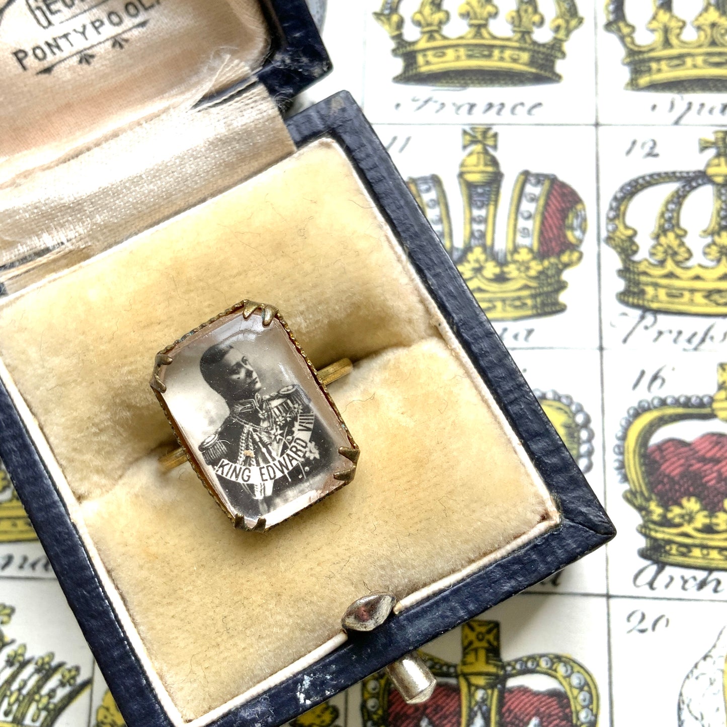 A portrait ring featuring Edward VIII. エドワード8世のポートレートが収められたリング。