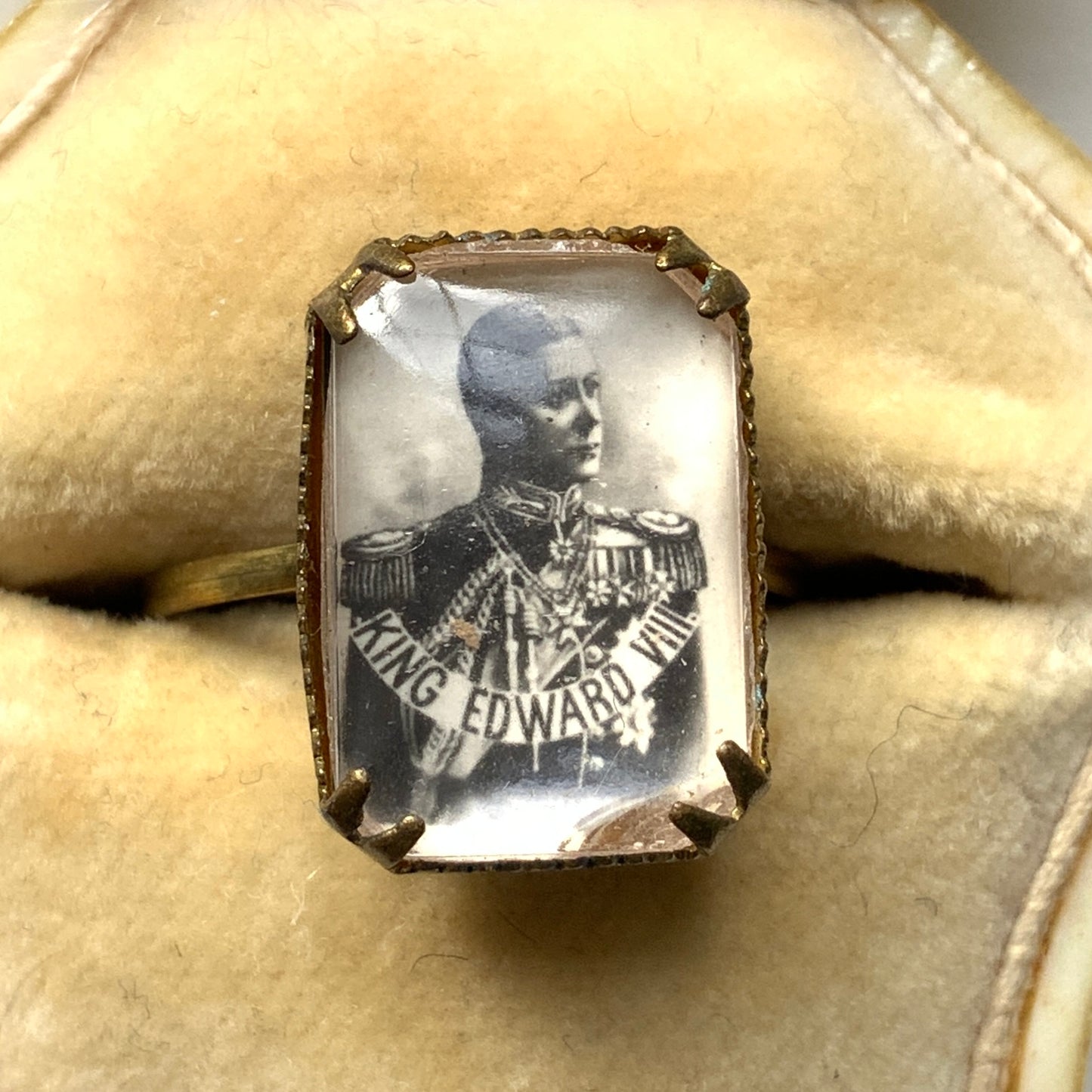 A portrait ring featuring Edward VIII. エドワード8世のポートレートが収められたリング。