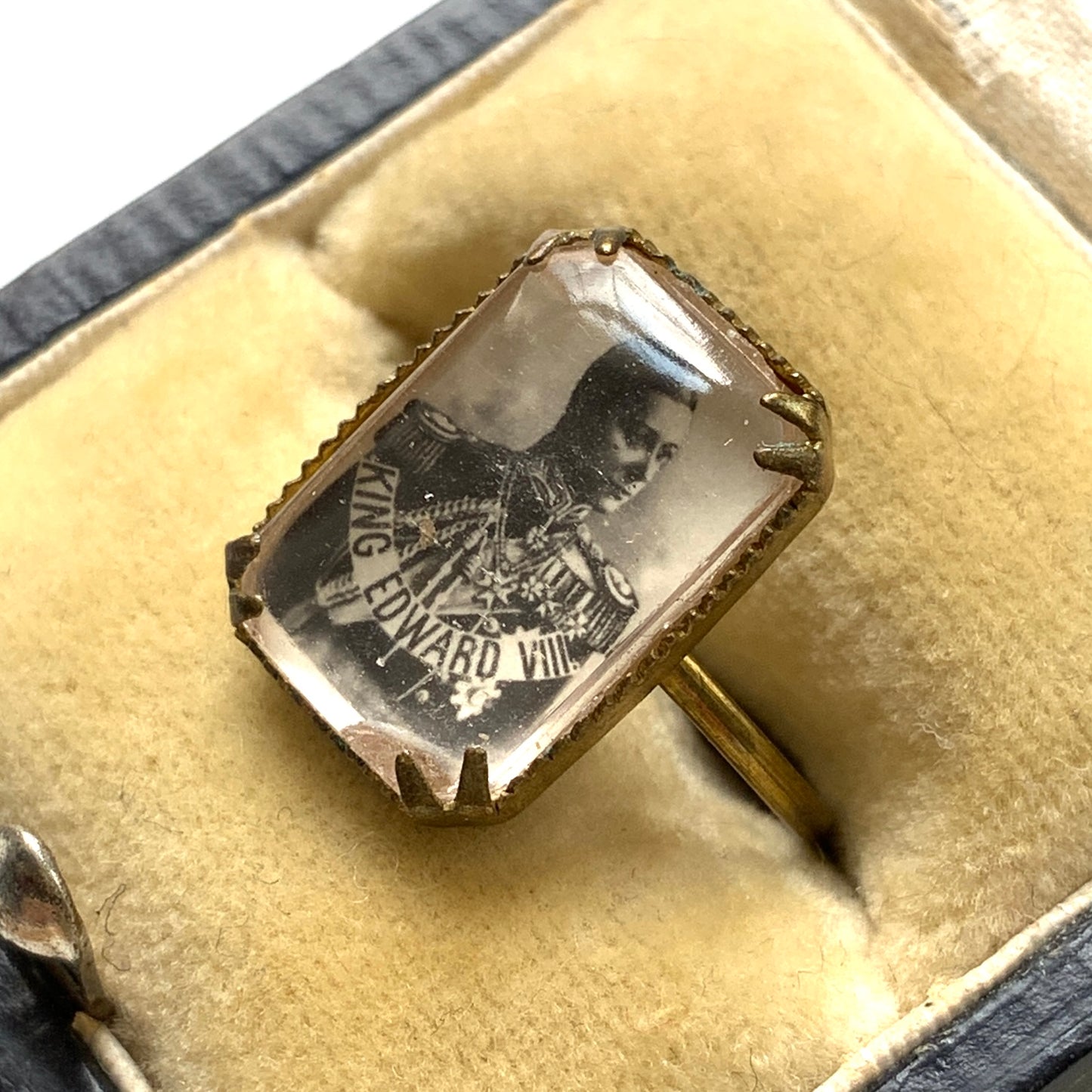 A portrait ring featuring Edward VIII. エドワード8世のポートレートが収められたリング。